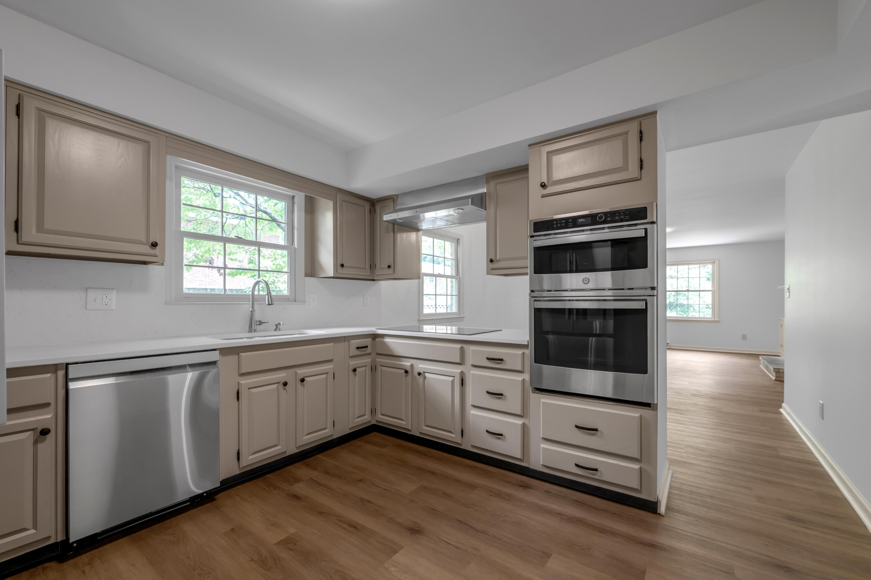 924 Chinoe Road Property Photo 15