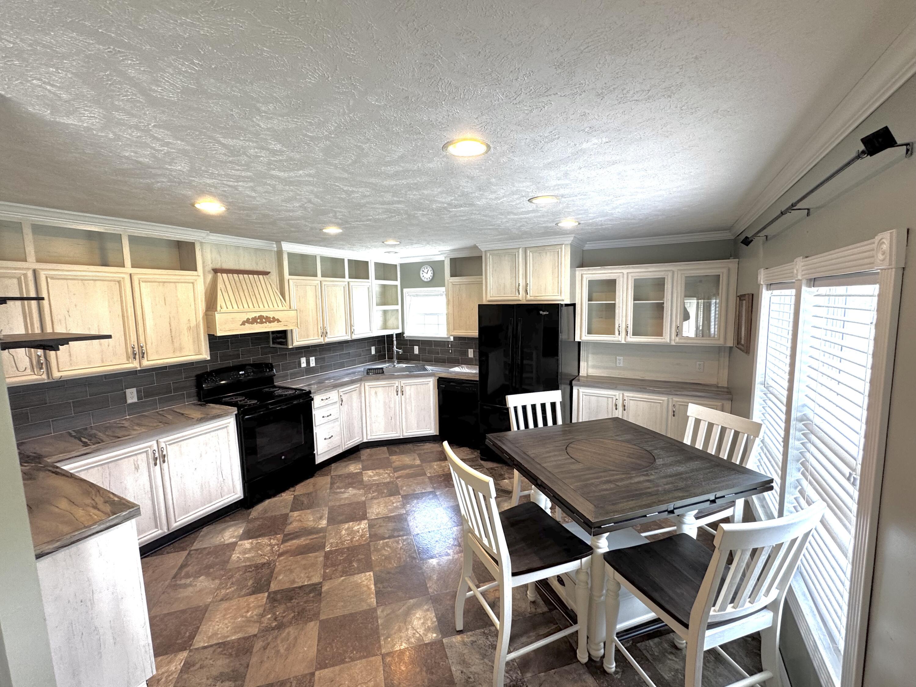 660 Steven Lane Property Photo 6