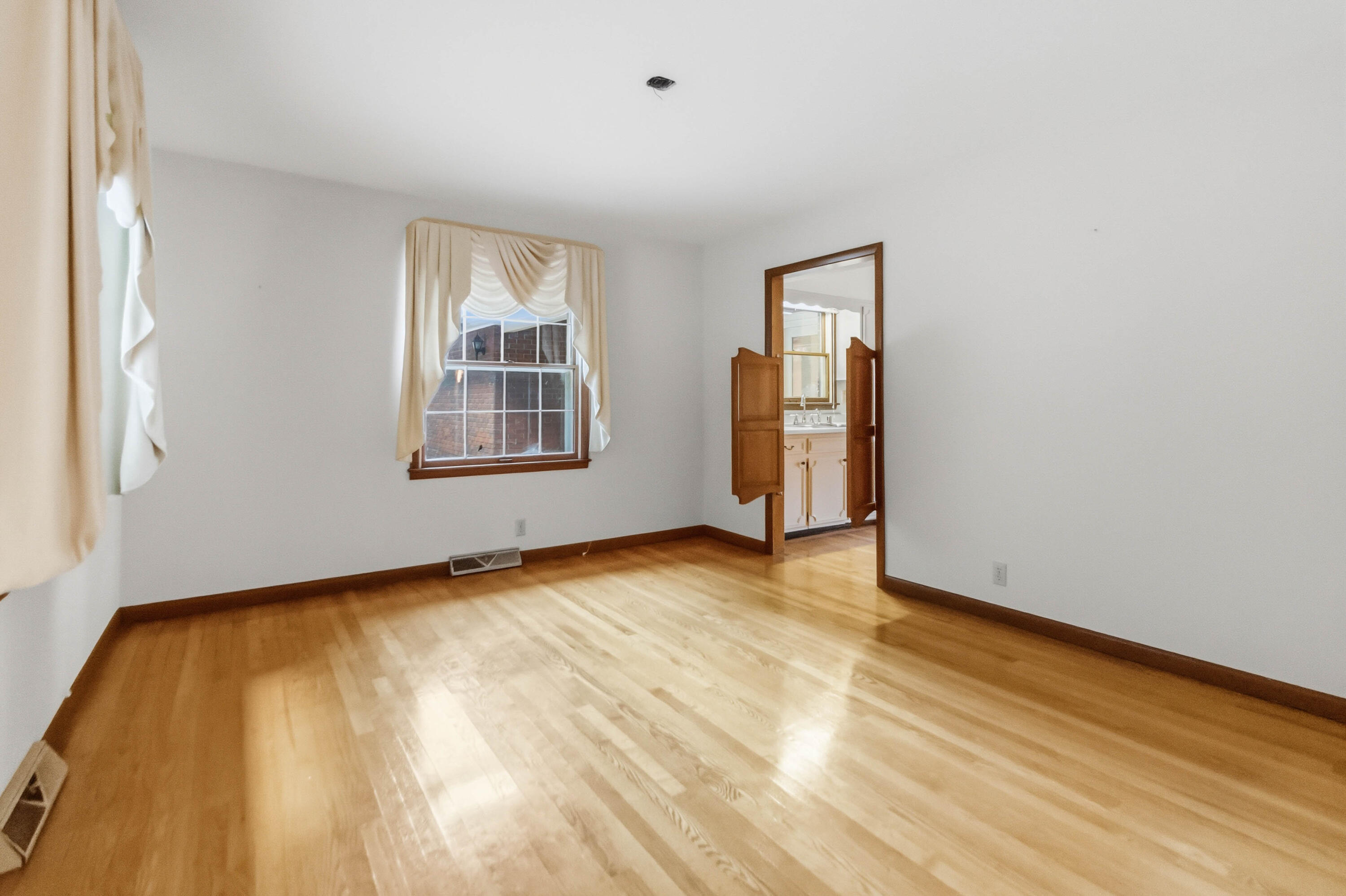 903 W 7th Street Property Photo 17