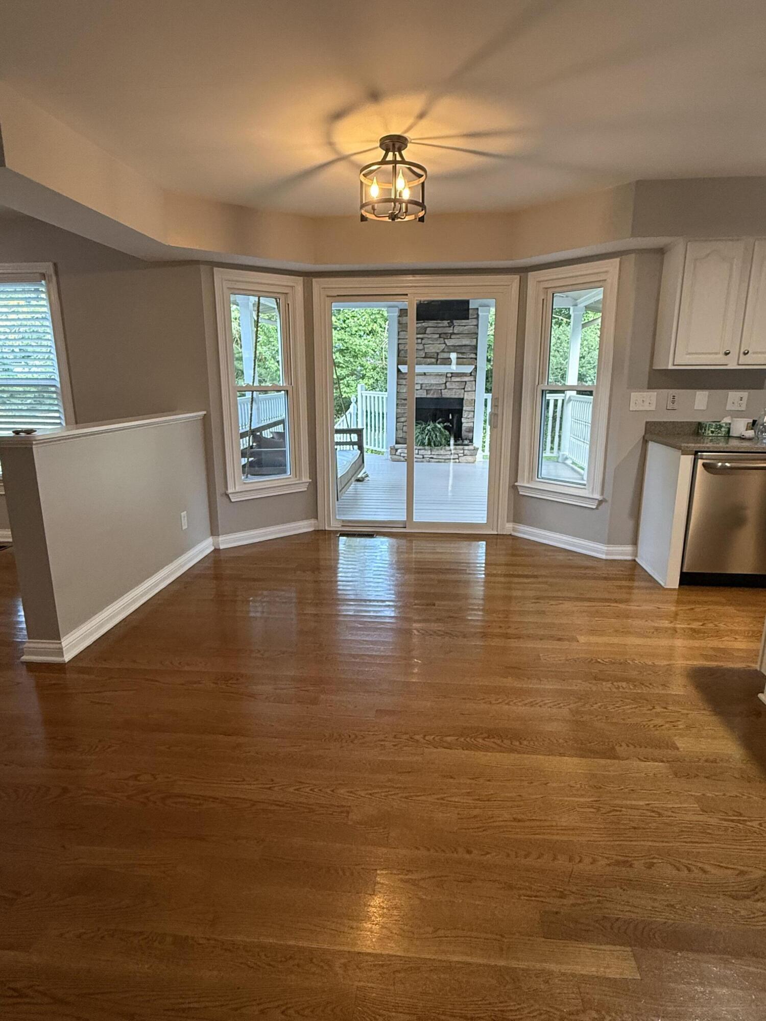 712 Maple Ridge Lane Property Photo 4