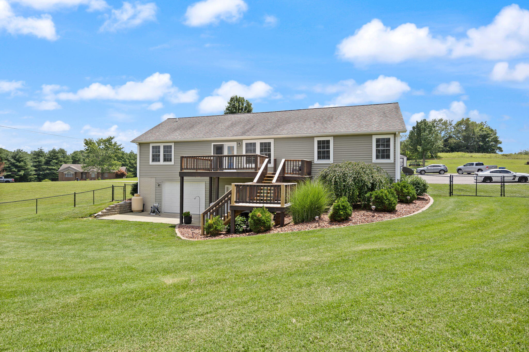 135 Cloverfield Drive Property Photo 9