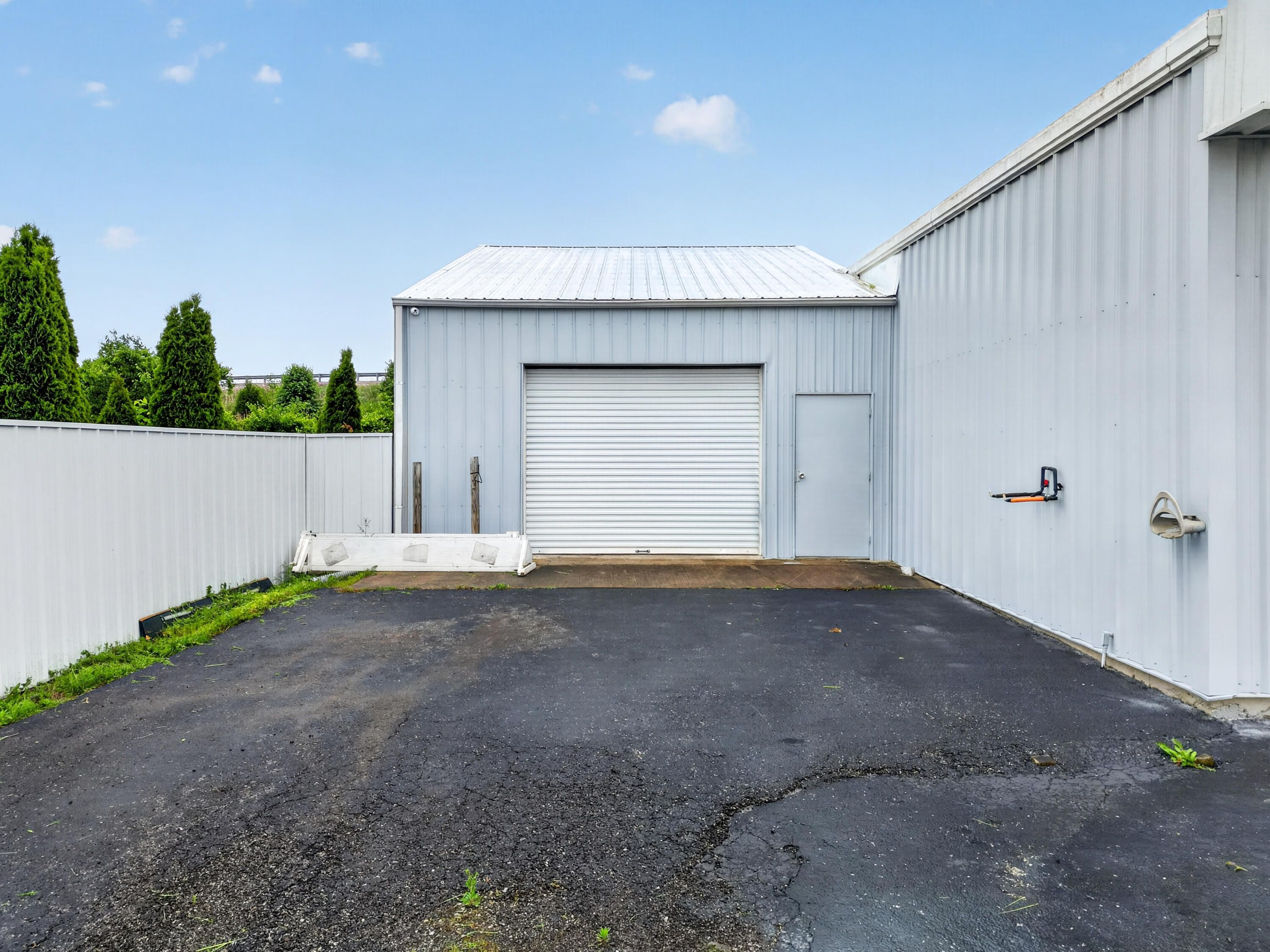 200 Sivley Road Property Photo 6