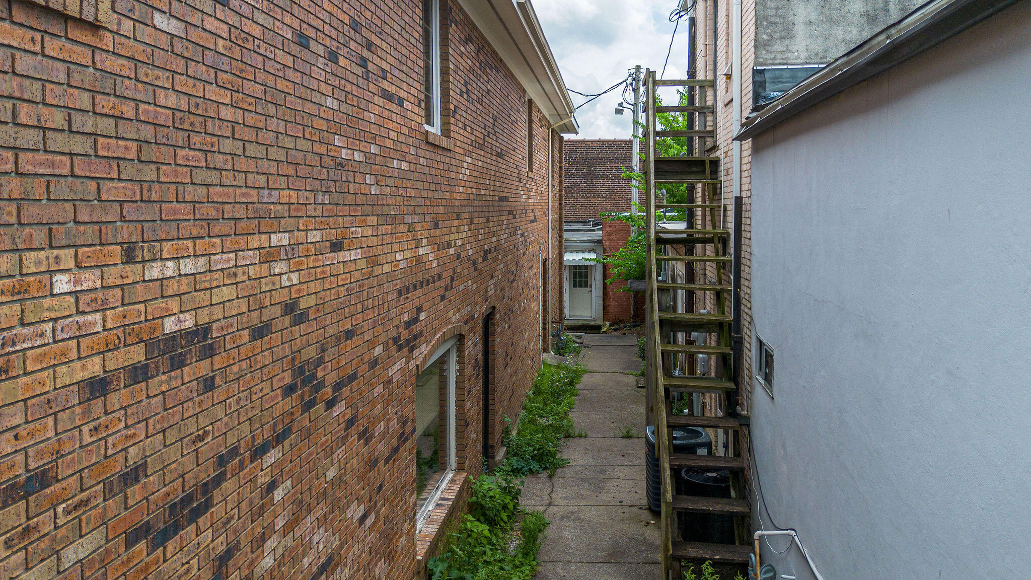 208 E 11th Street Property Photo 6
