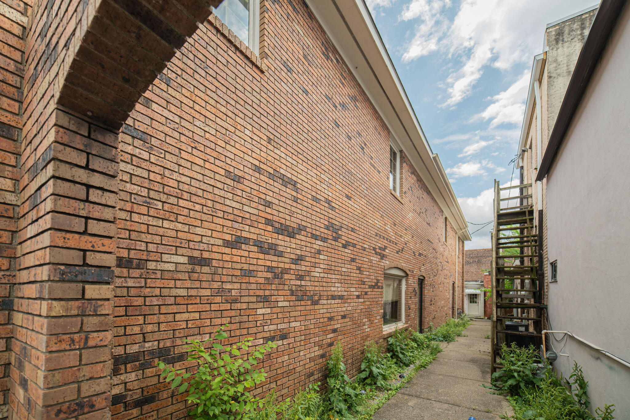 208 E 11th Street Property Photo 64