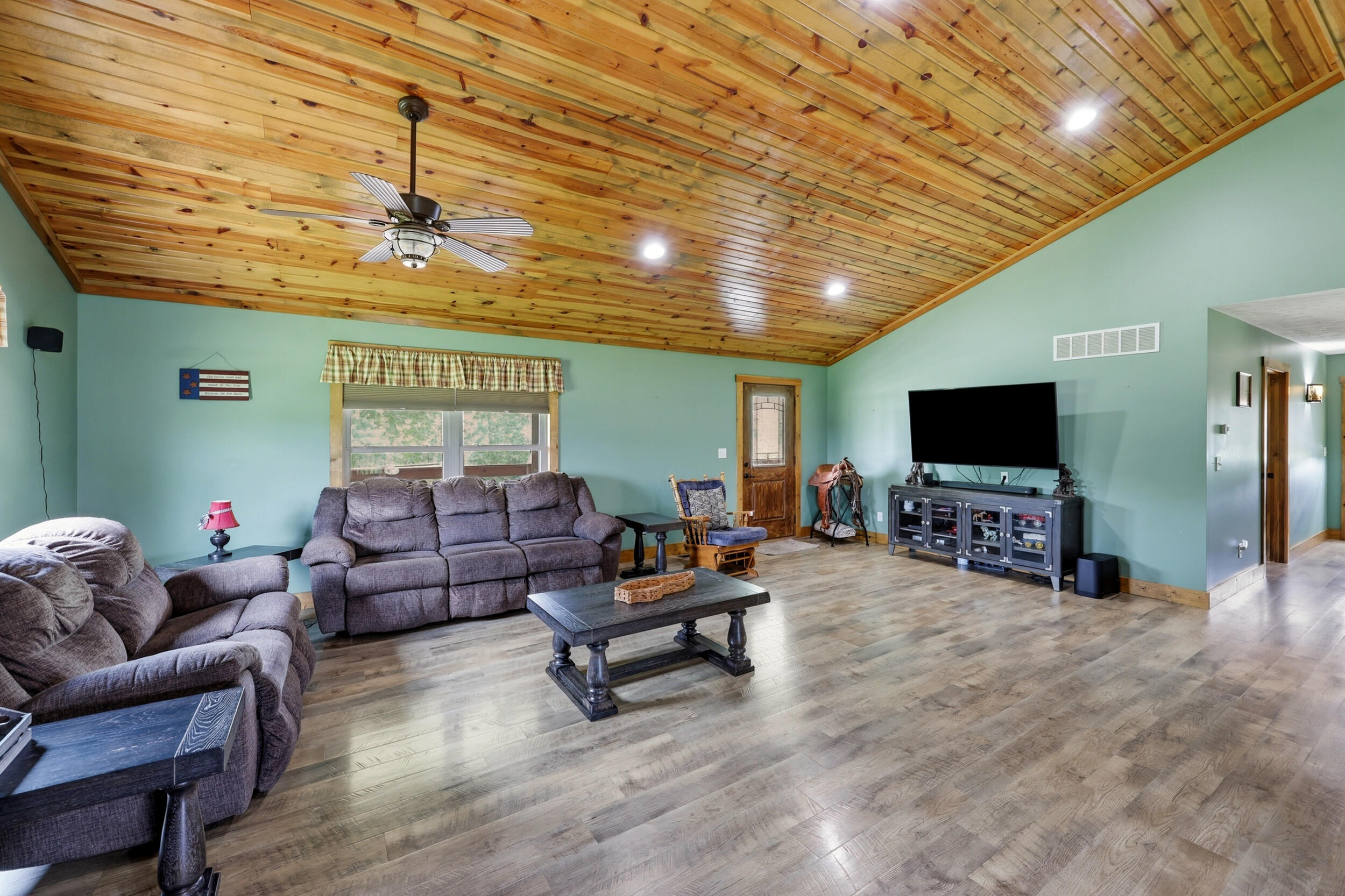 1010 Redwing Way Property Photo 9