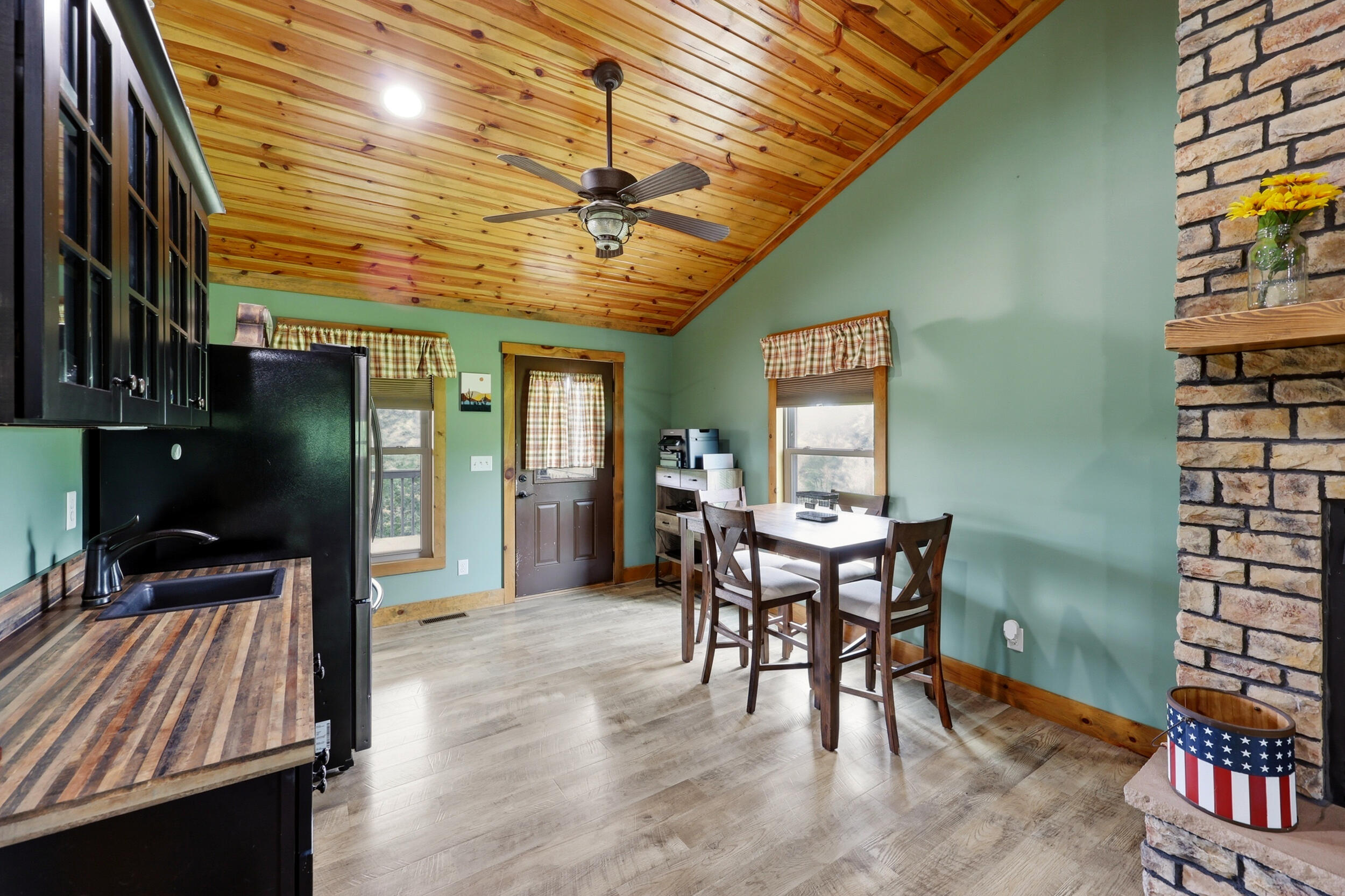1010 Redwing Way Property Photo 11