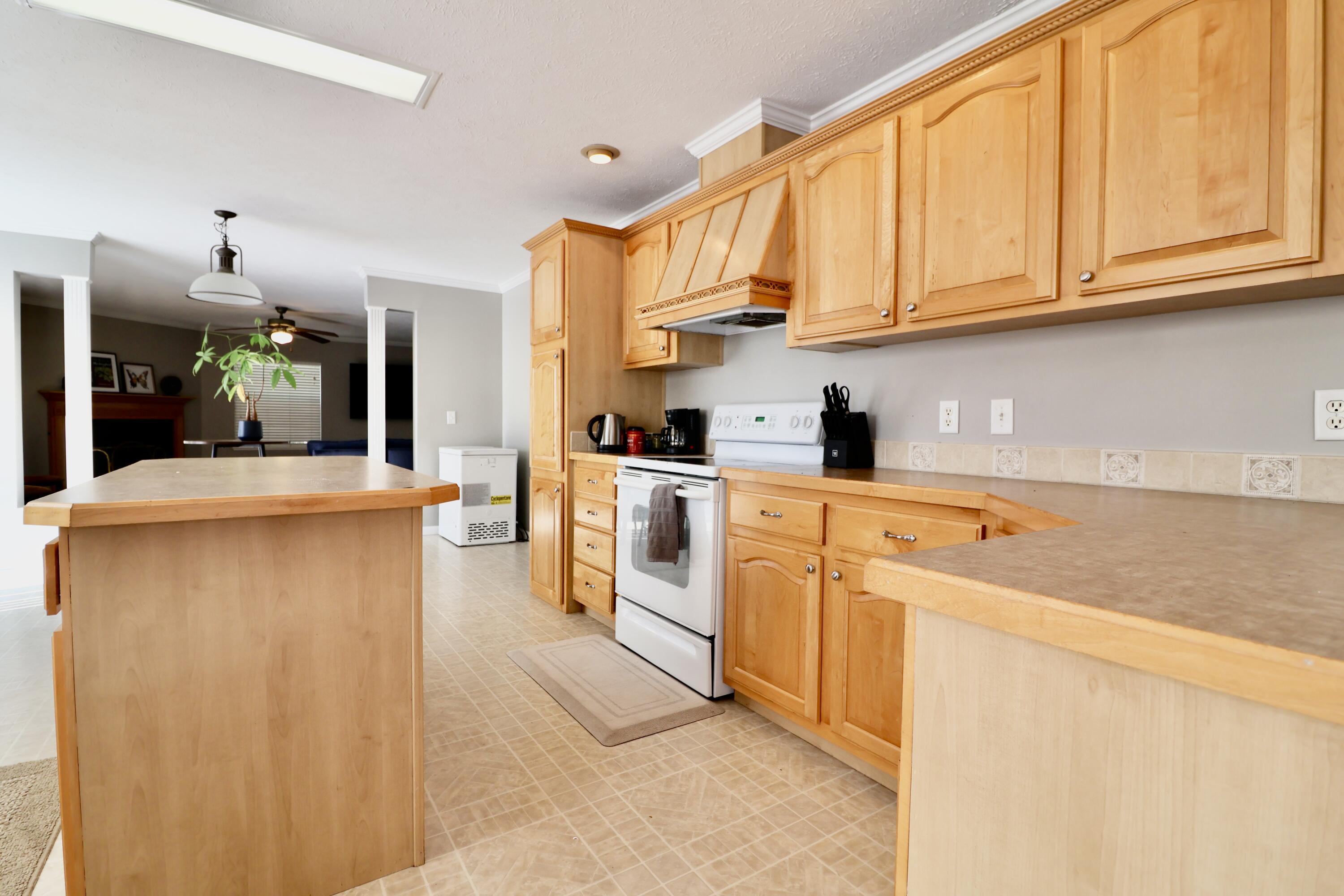 5770 & 5772 Metropolis Lake Road Property Photo 7