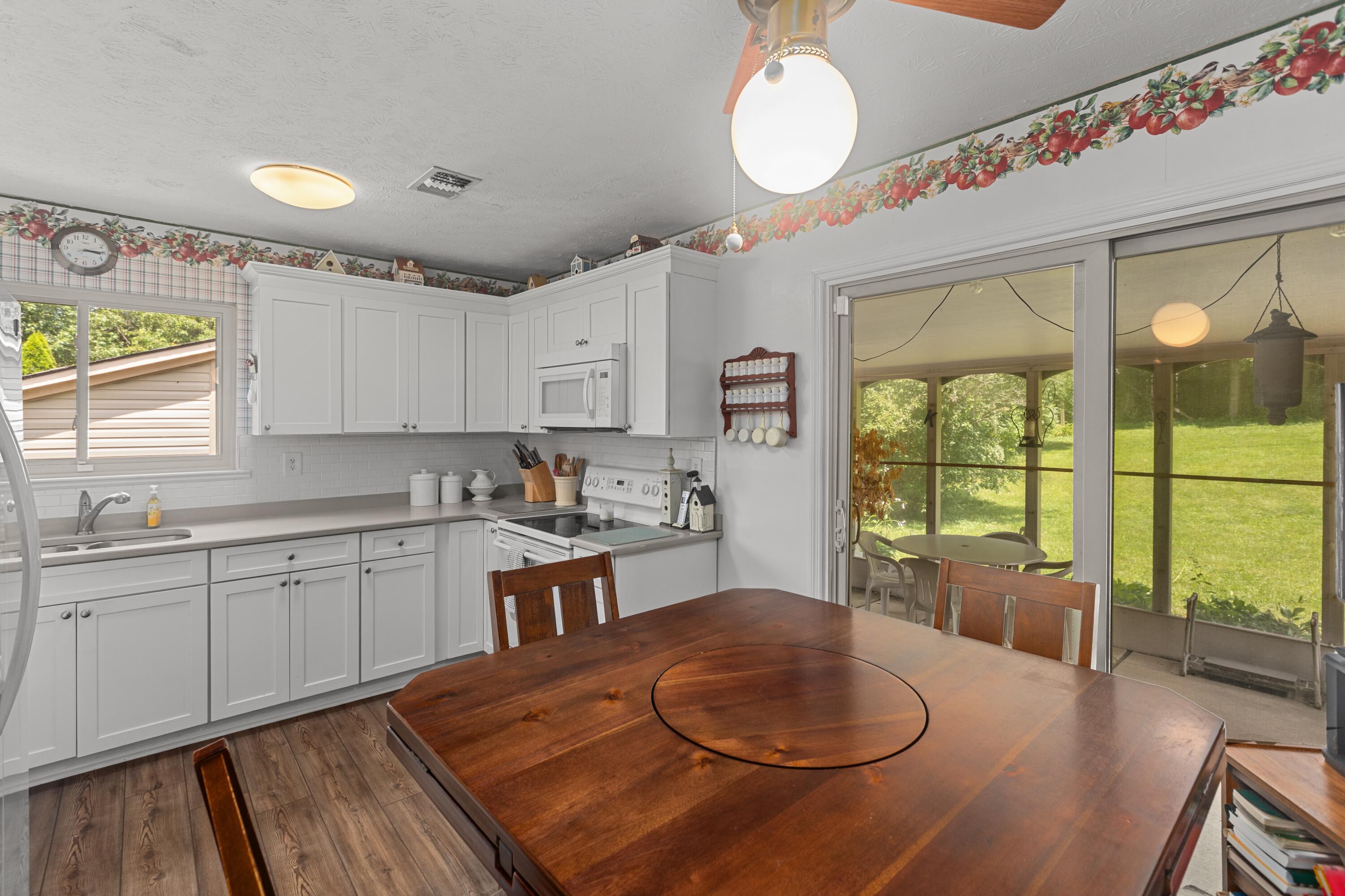 3336 Featherston Drive Property Photo 8
