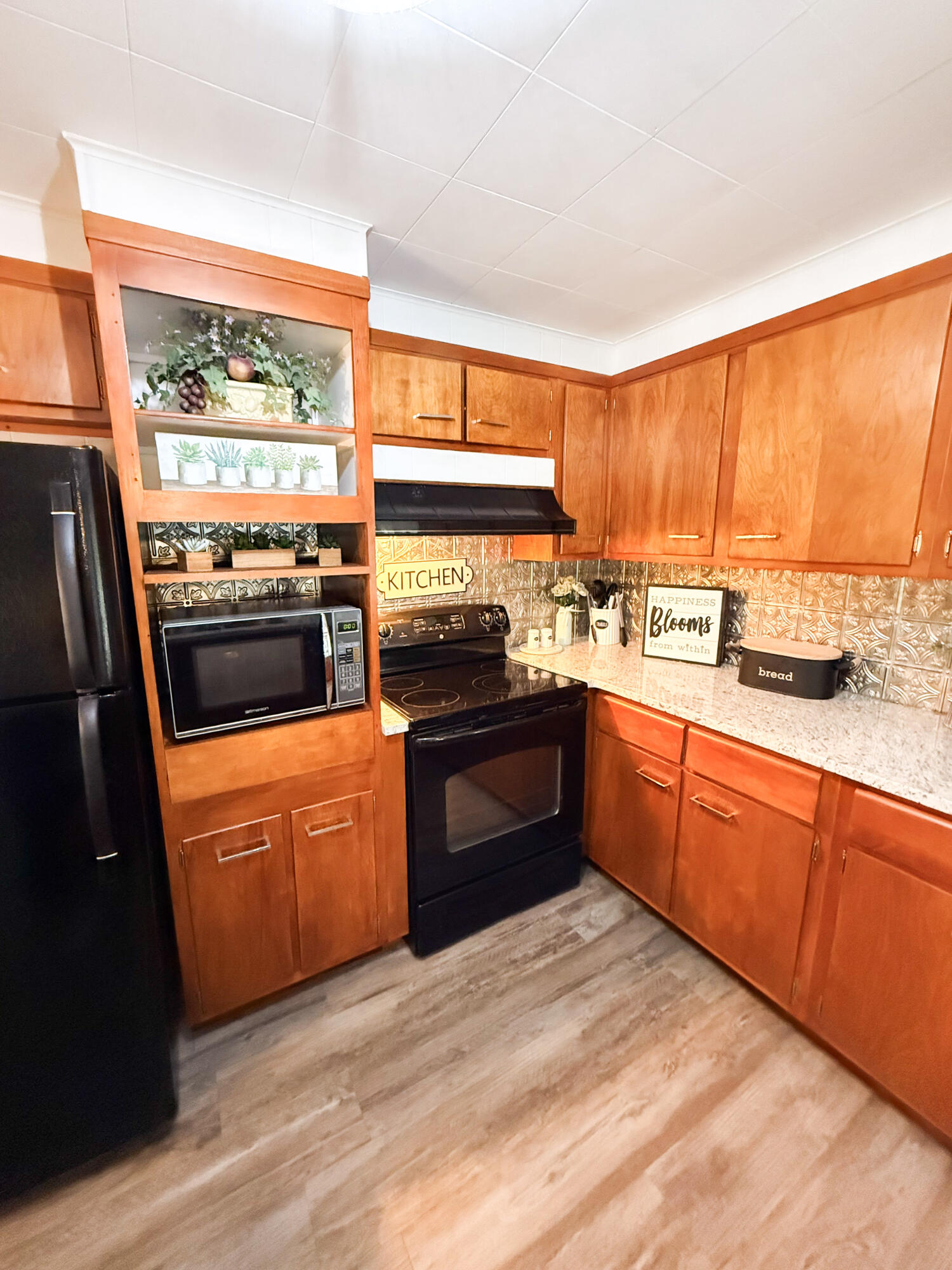 305 Lakeshore Drive Property Photo 6