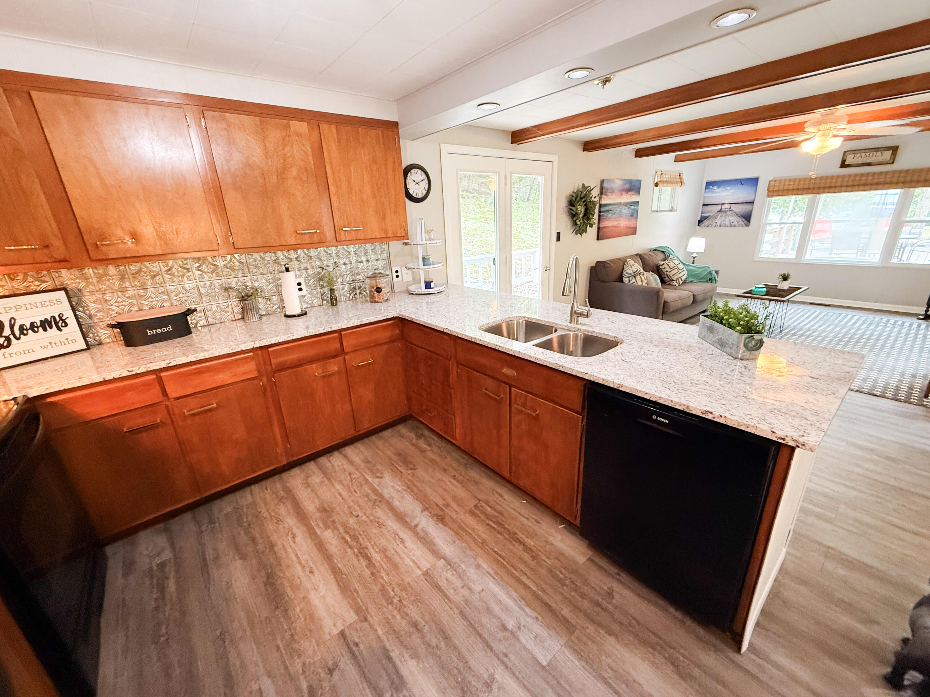 305 Lakeshore Drive Property Photo 7