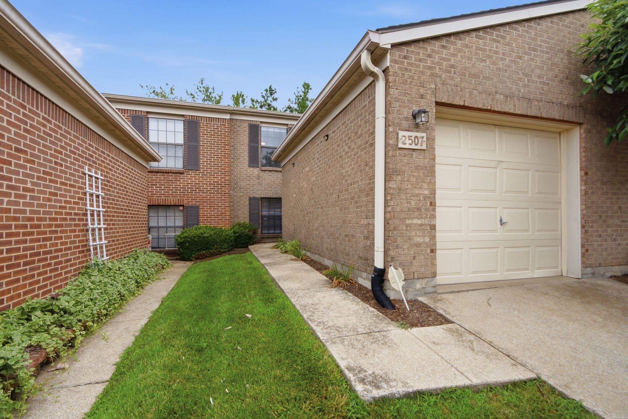 2507 Knightsbridge Lane Property Photo 3