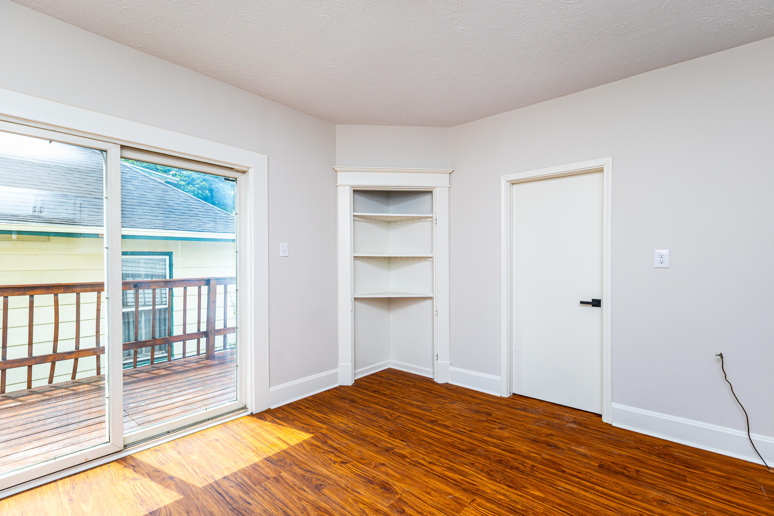 323 W 2nd Street Property Photo 19