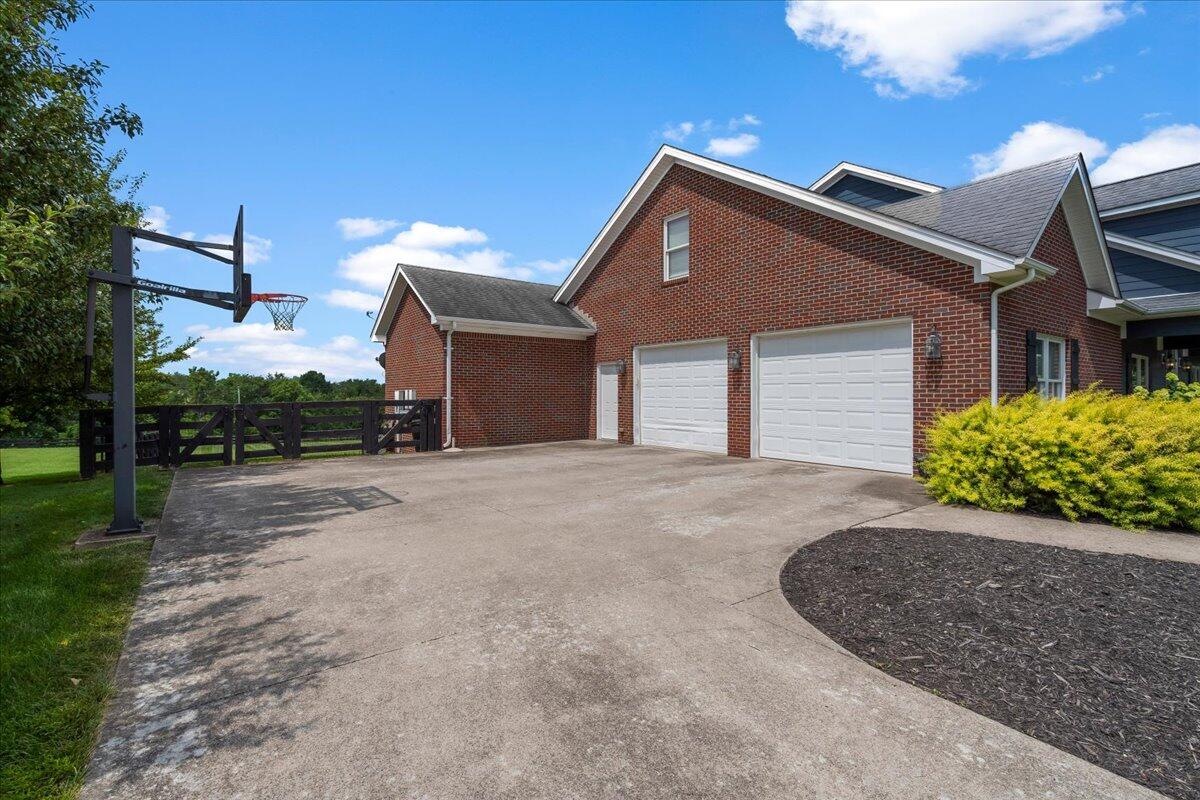 210 Colonial Drive Property Photo 8