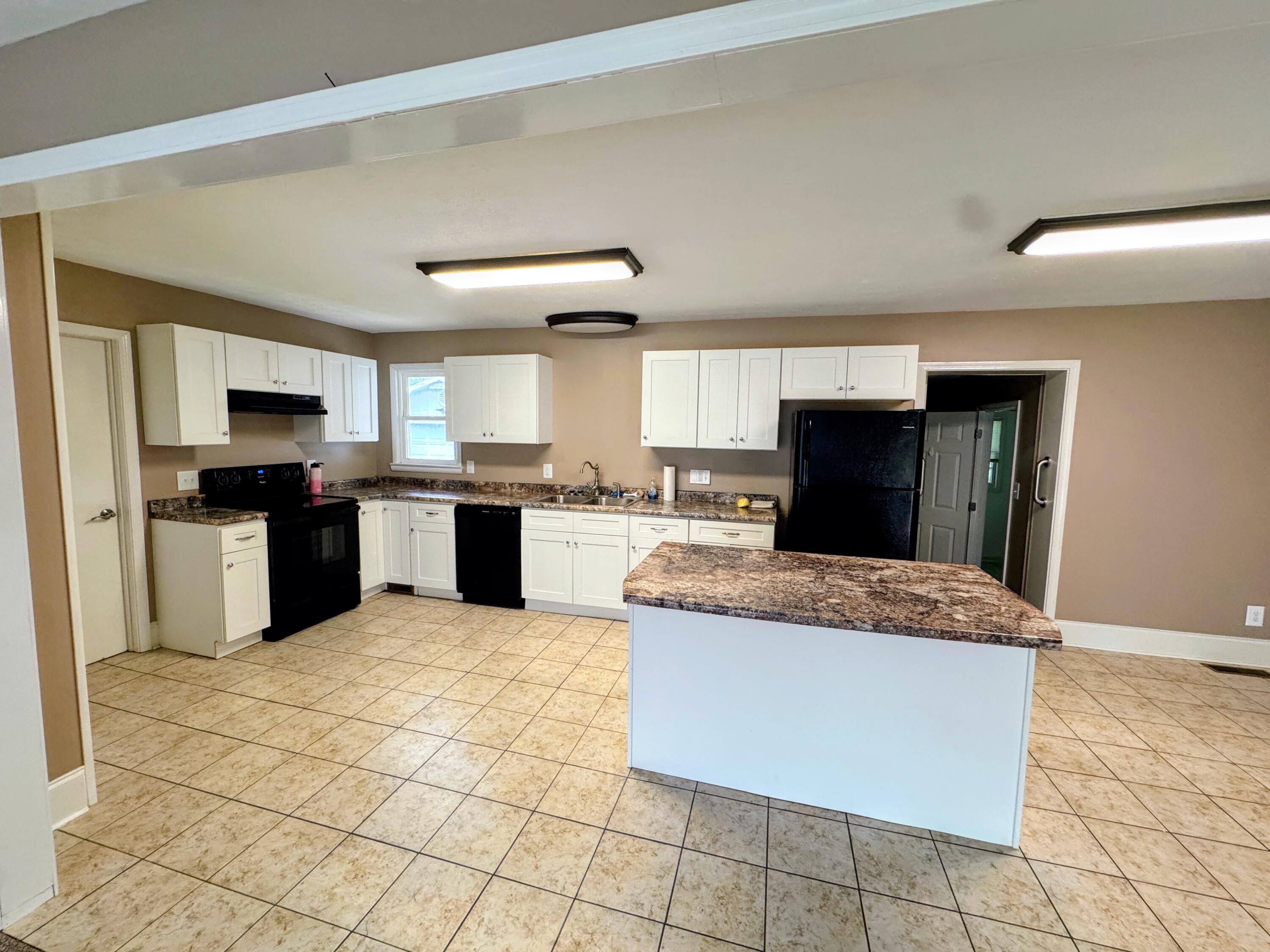 1728 Sycamore Drive Property Photo 4