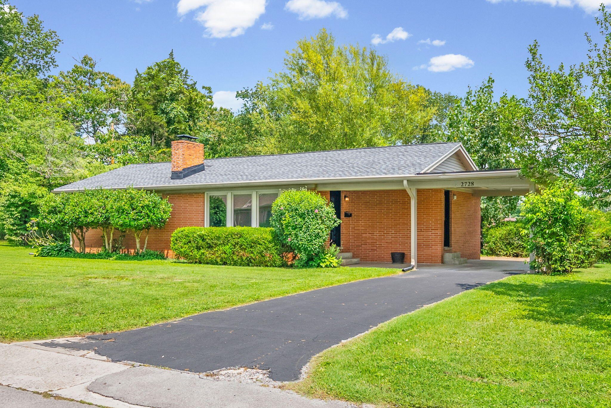 2728 Clinton Circle Property Photo 2