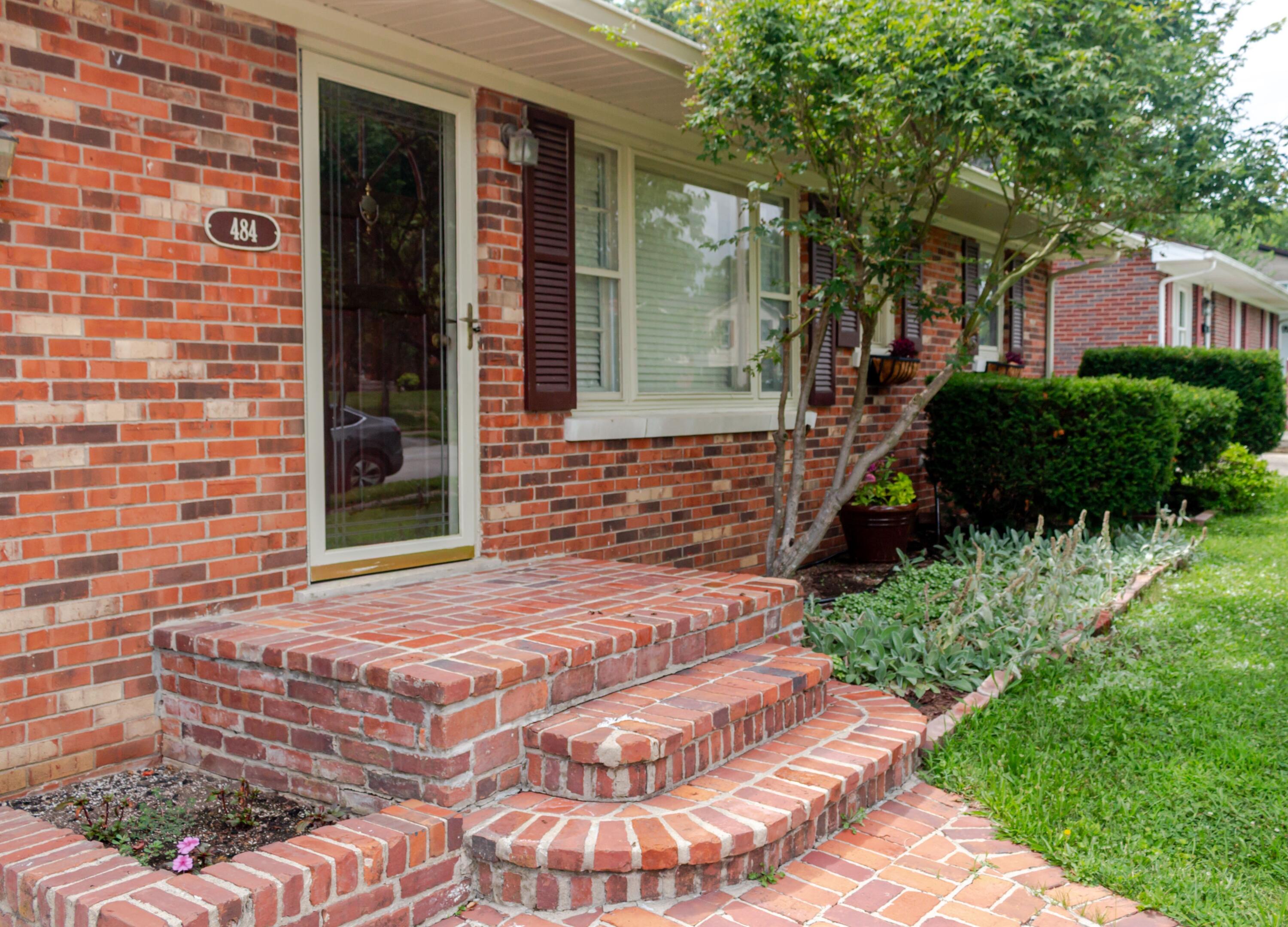 484 Wanstead Way Property Photo 2