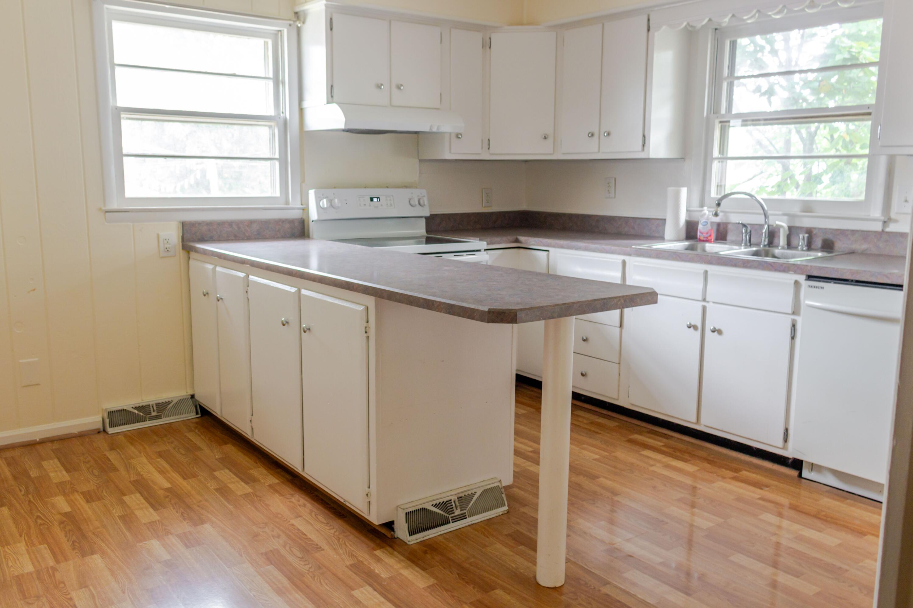 484 Wanstead Way Property Photo 7