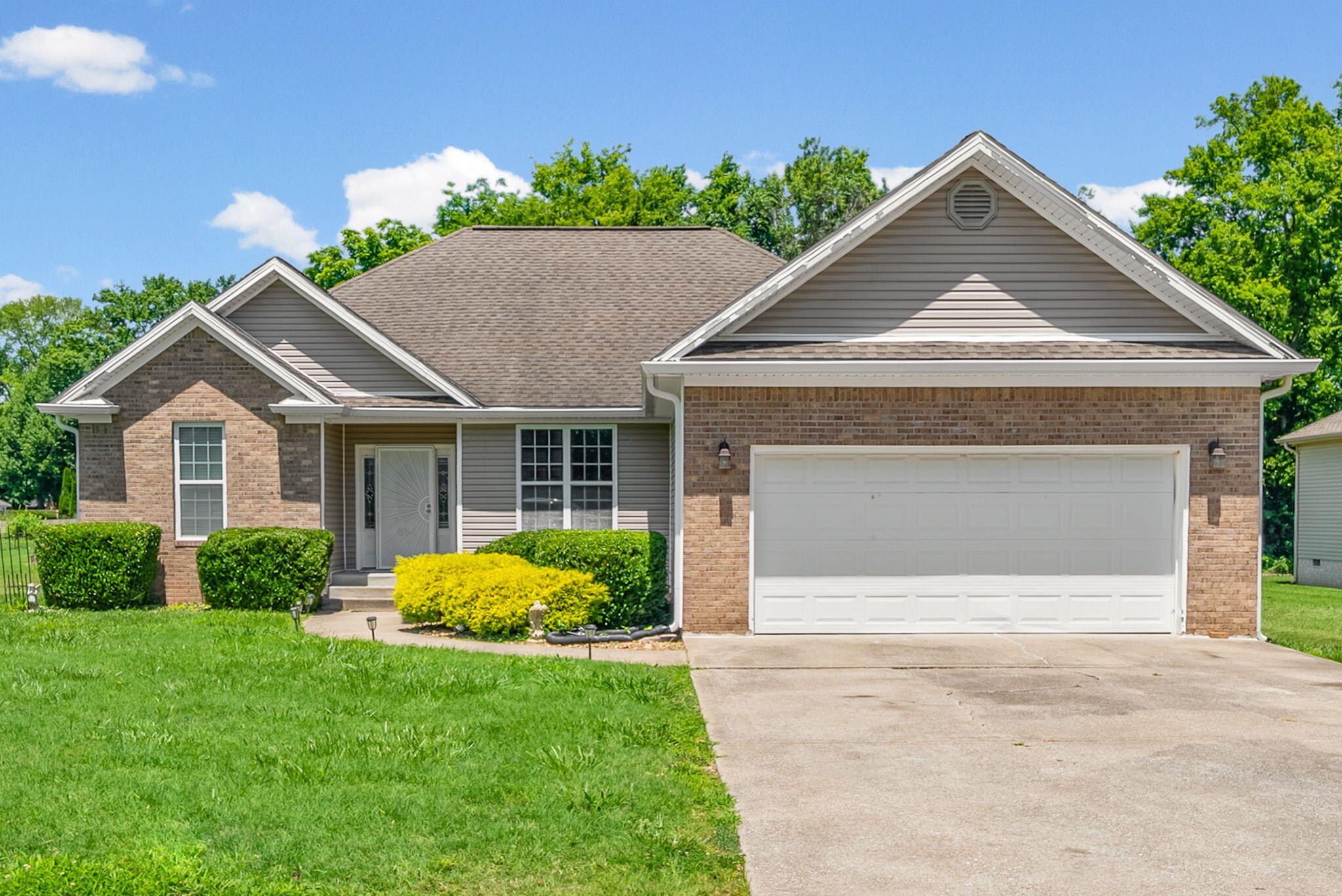 394 Irish Circle Property Photo 1