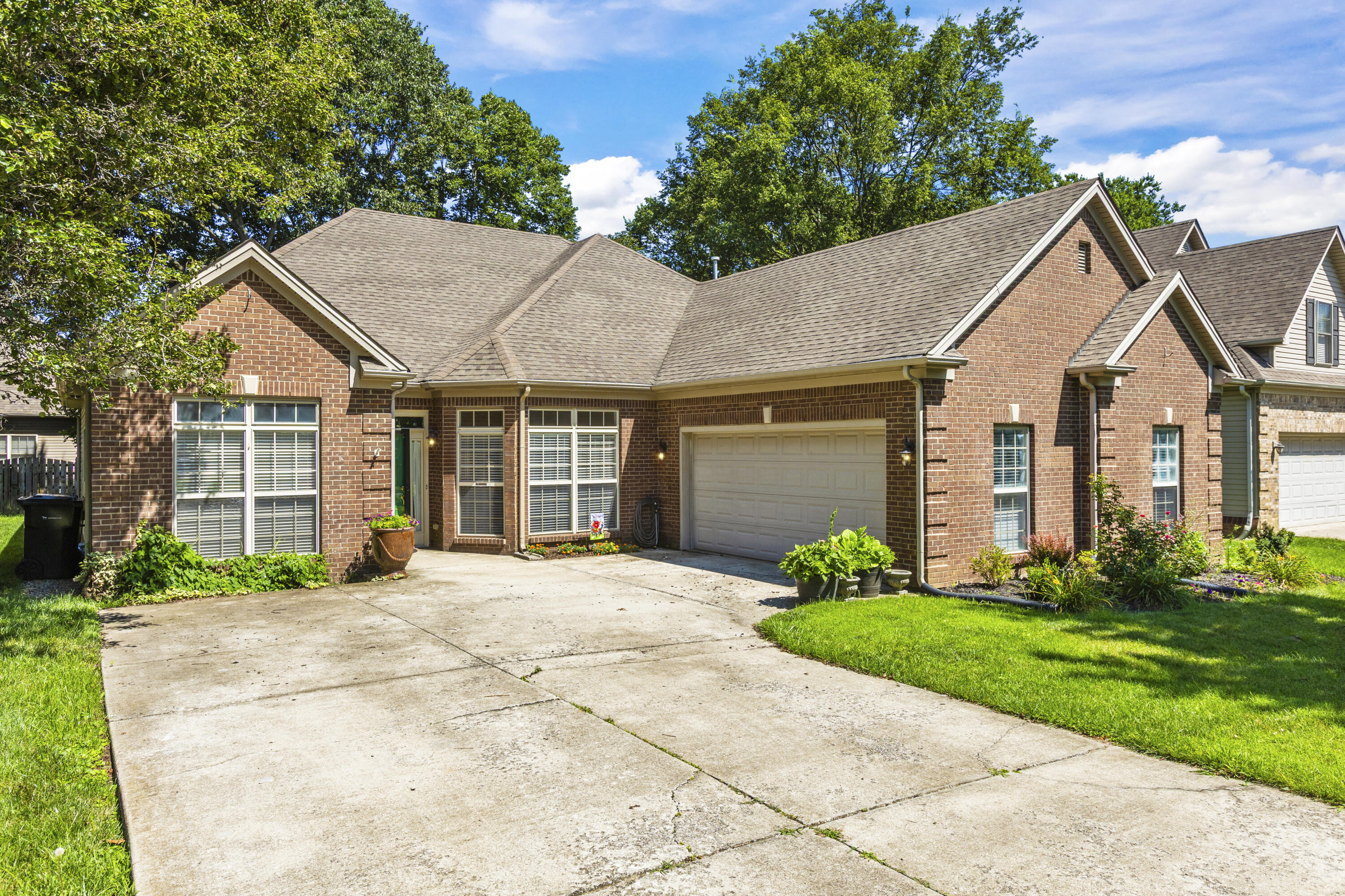 2228 Dunhill Lane Property Photo 4