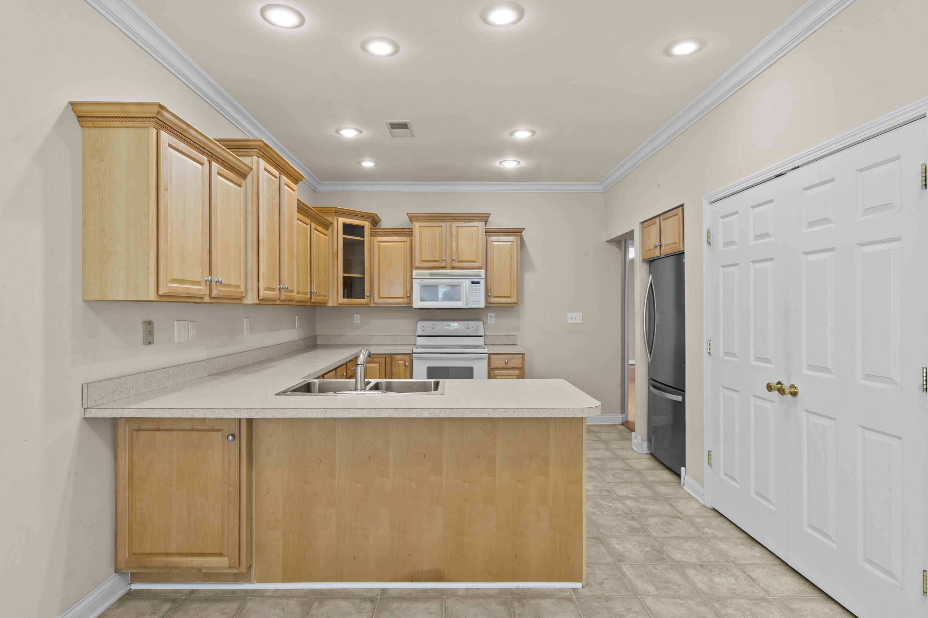 2228 Dunhill Lane Property Photo 6