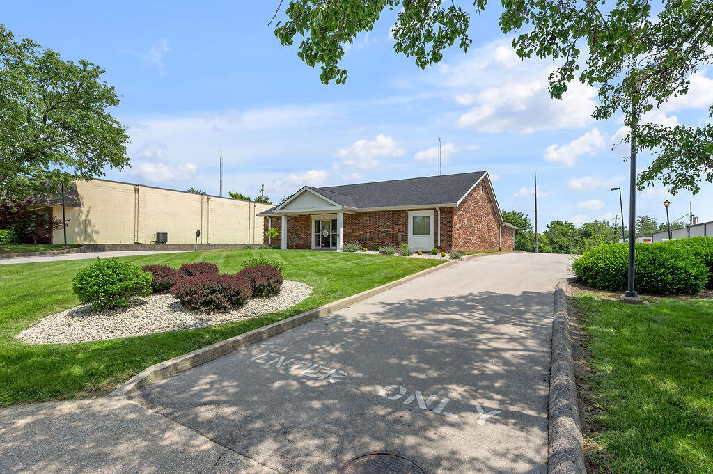 250 Crossfield Drive Property Photo 2