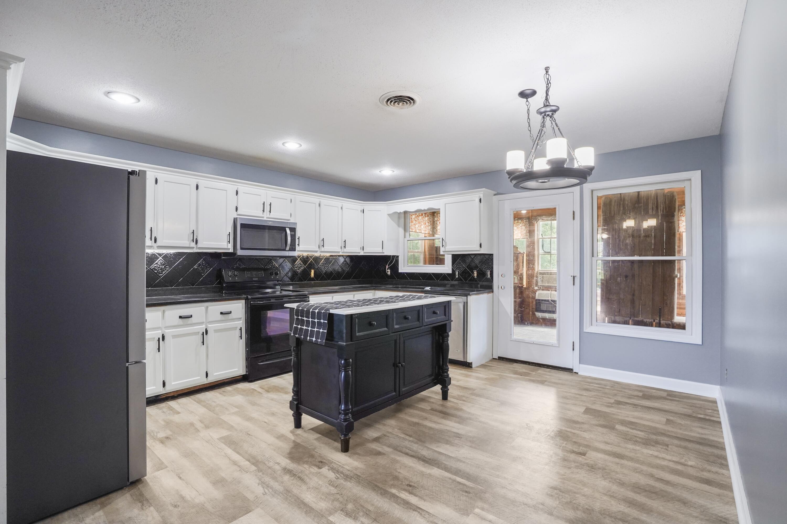 393 Summer Hill Drive Property Photo 8