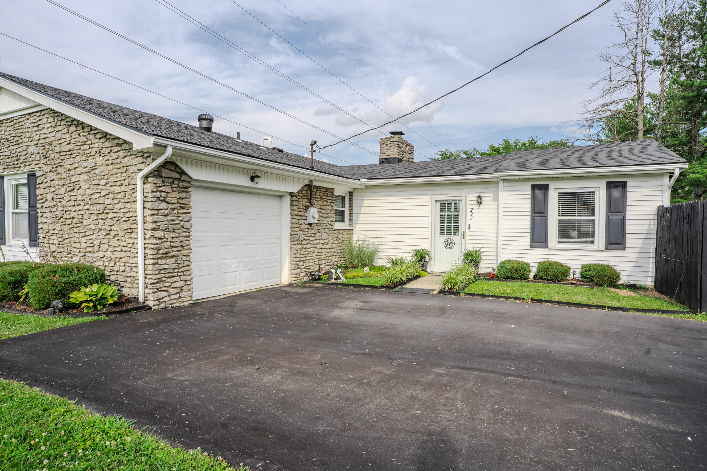 237 Hawthorne Drive Property Photo 4