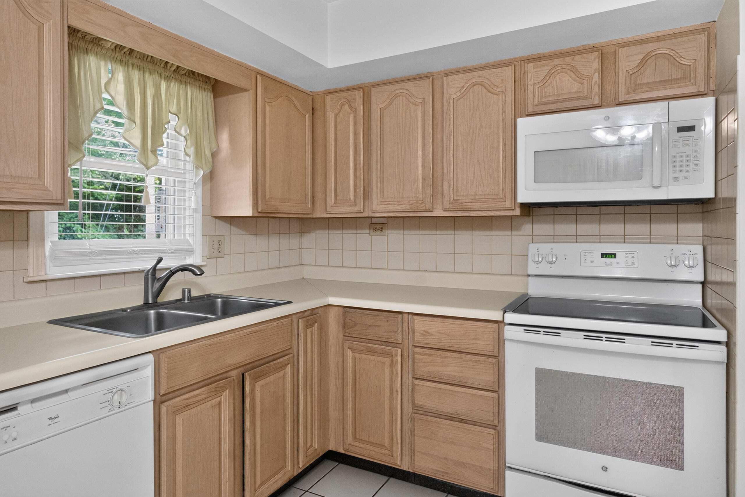 1041 Camellia Drive Property Photo 7