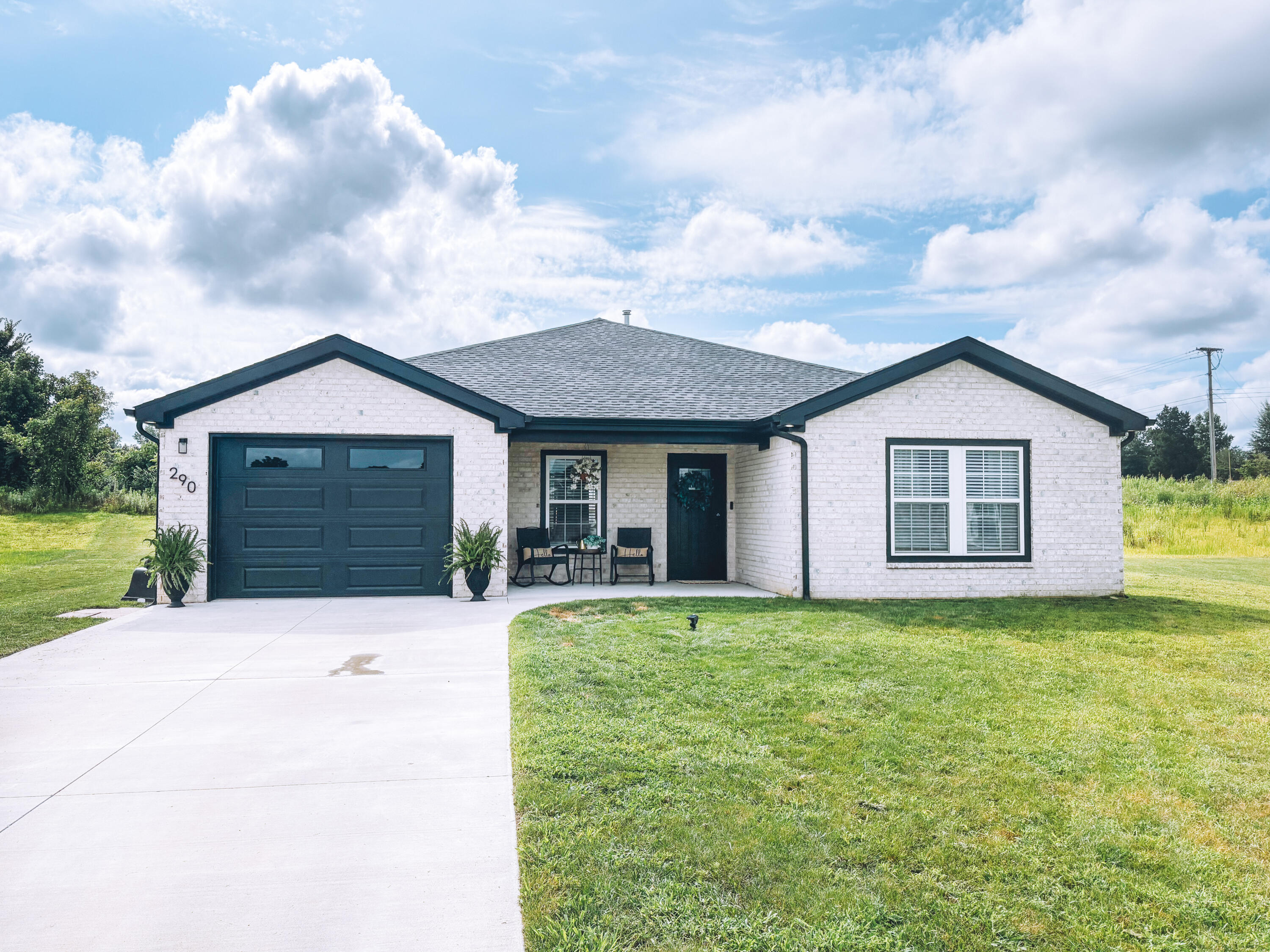 290 Clover Crescent Property Photo 1