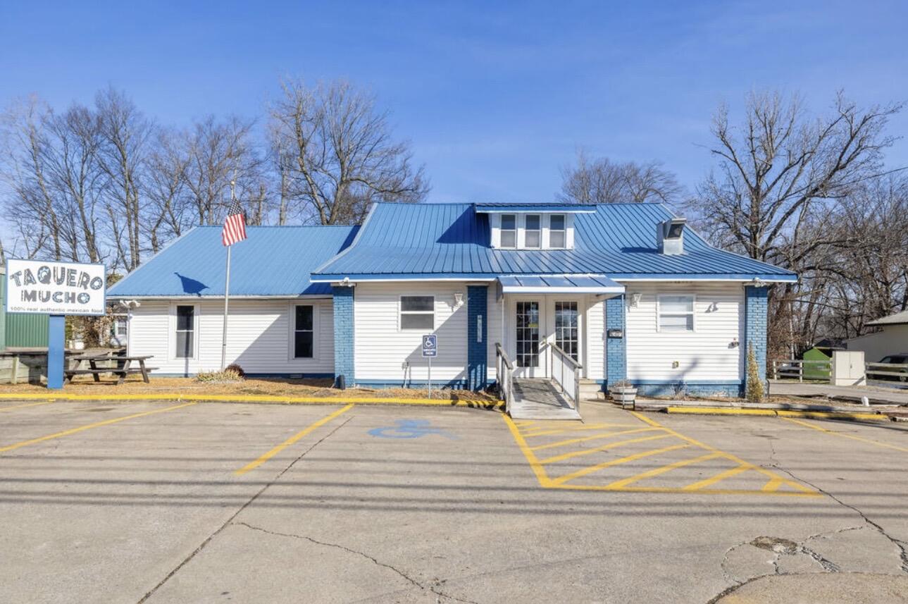 1023 W Broadway Property Photo 1