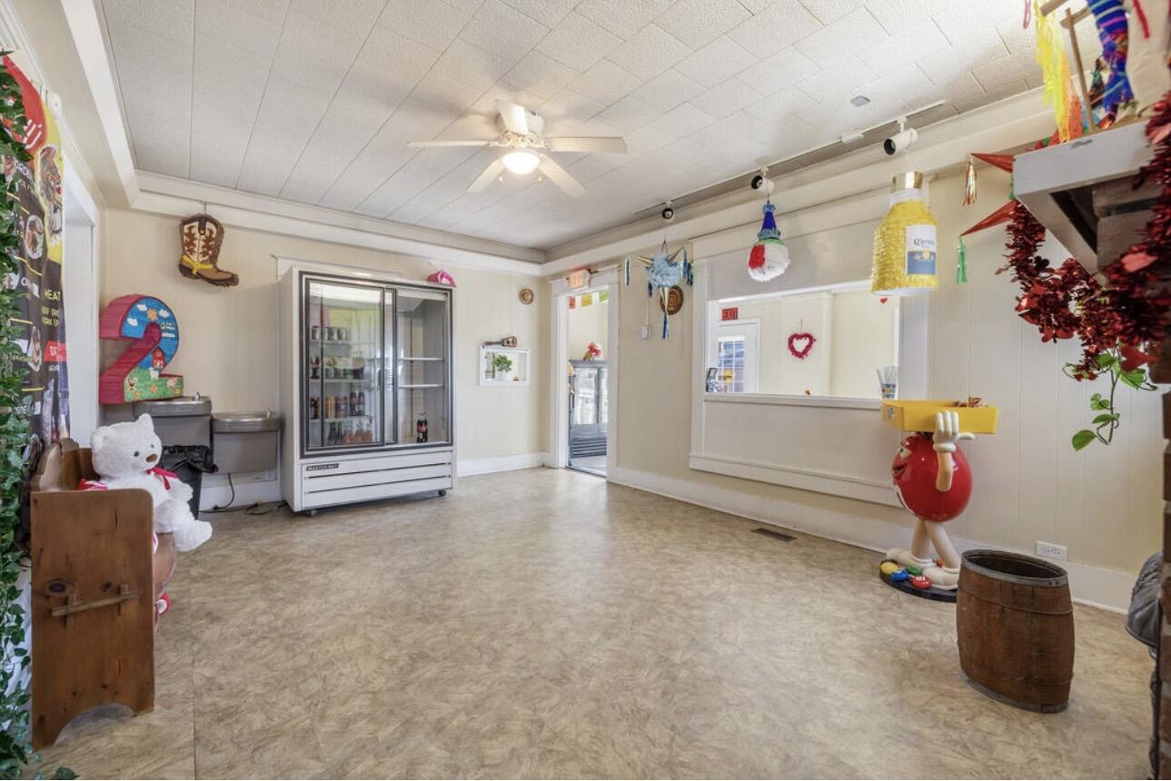 1023 W Broadway Property Photo 3