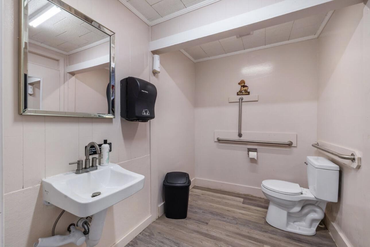 1023 W Broadway Property Photo 6