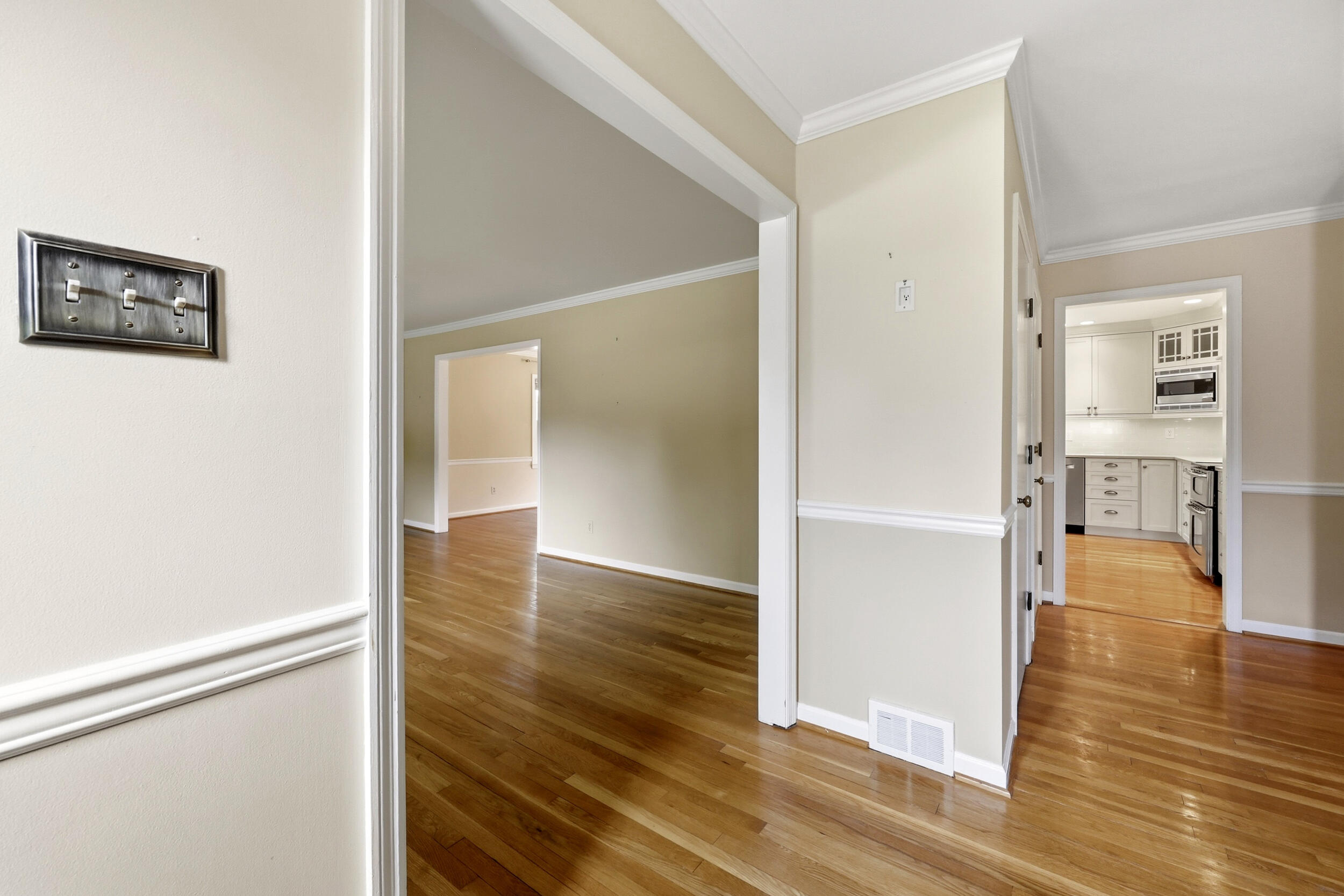 3433 Lansdowne Drive Property Photo 4