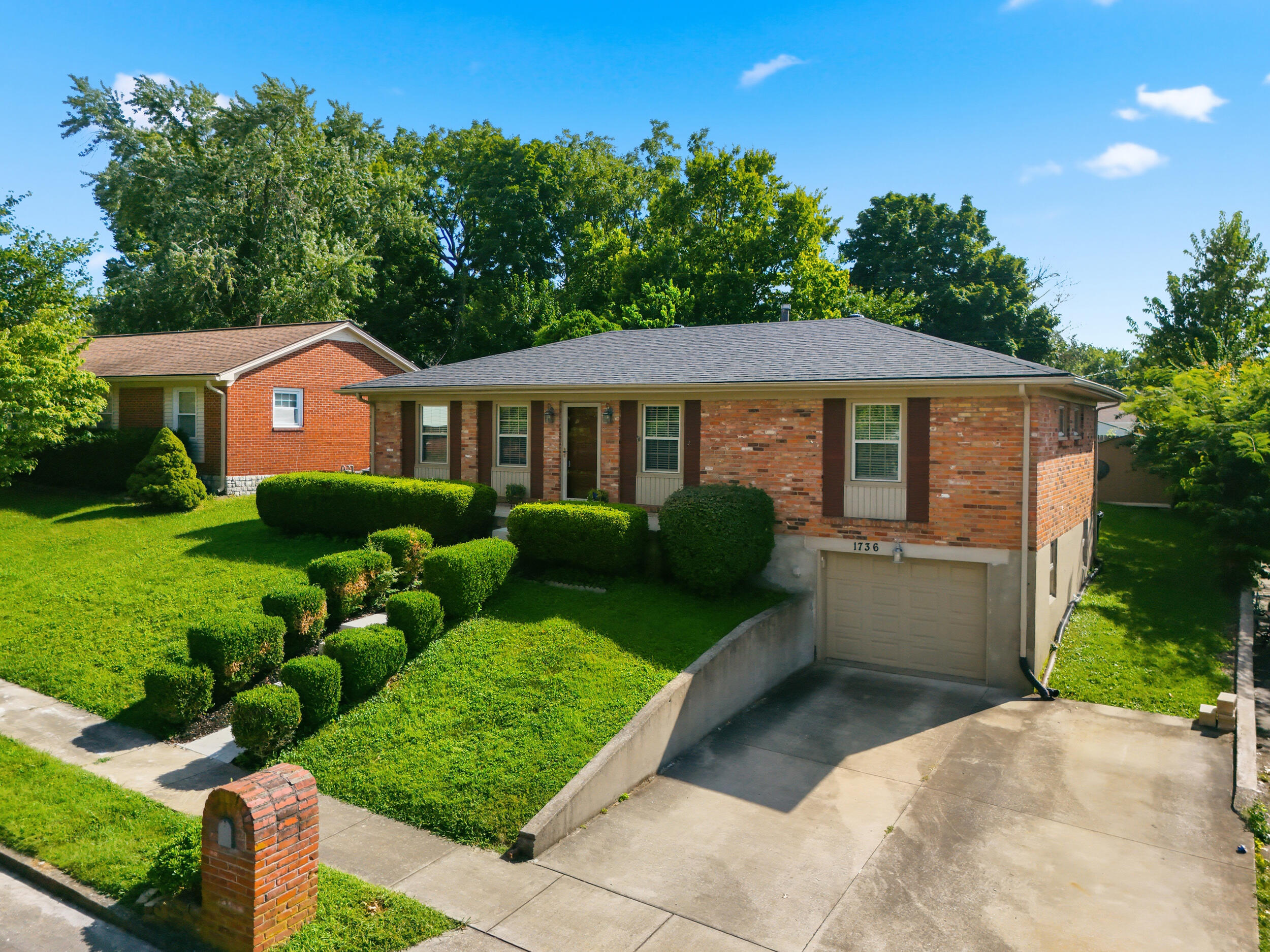 1736 Gleneagles Drive Property Photo 4