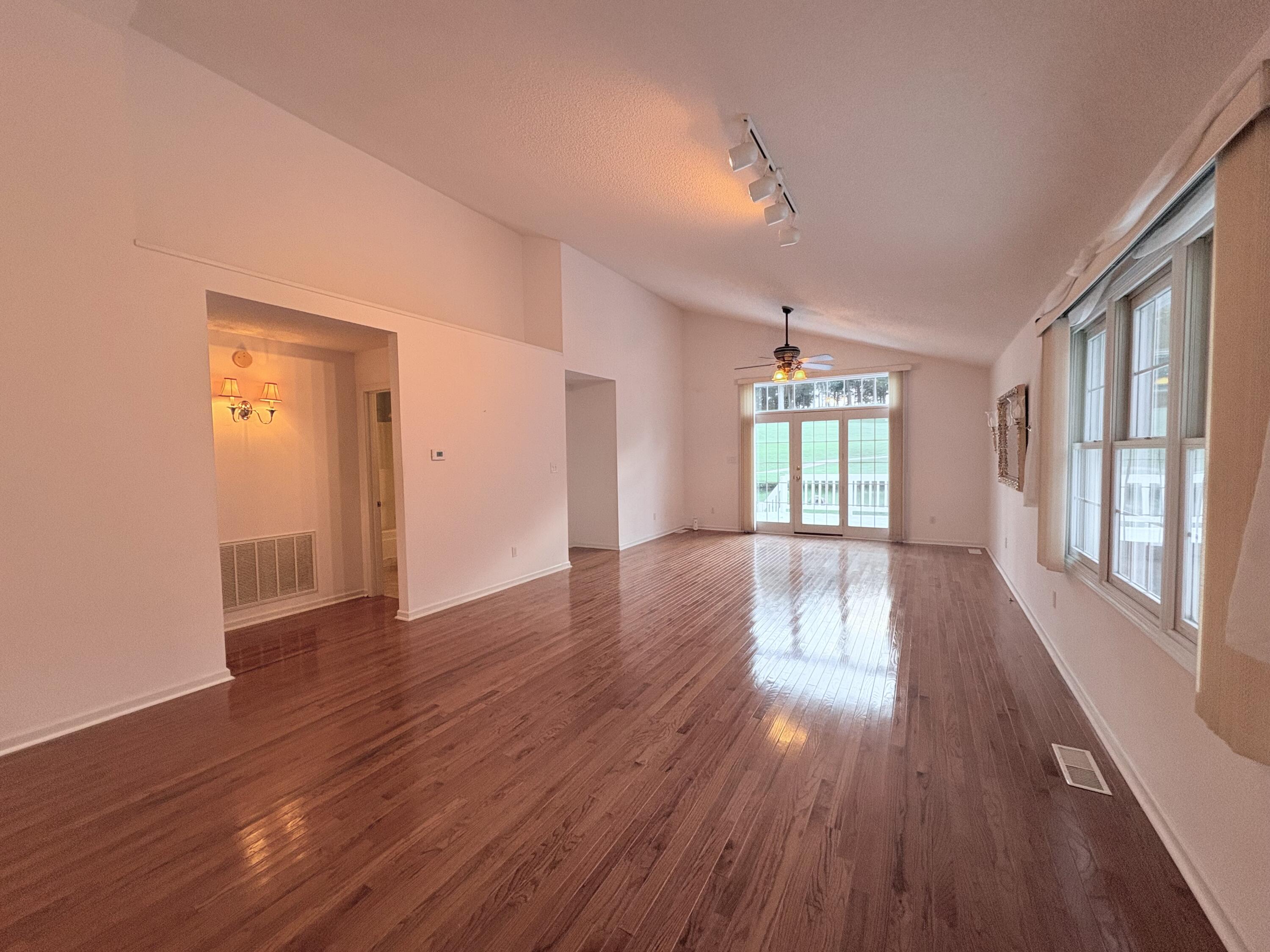 1115 Lakeview Drive Property Photo 8