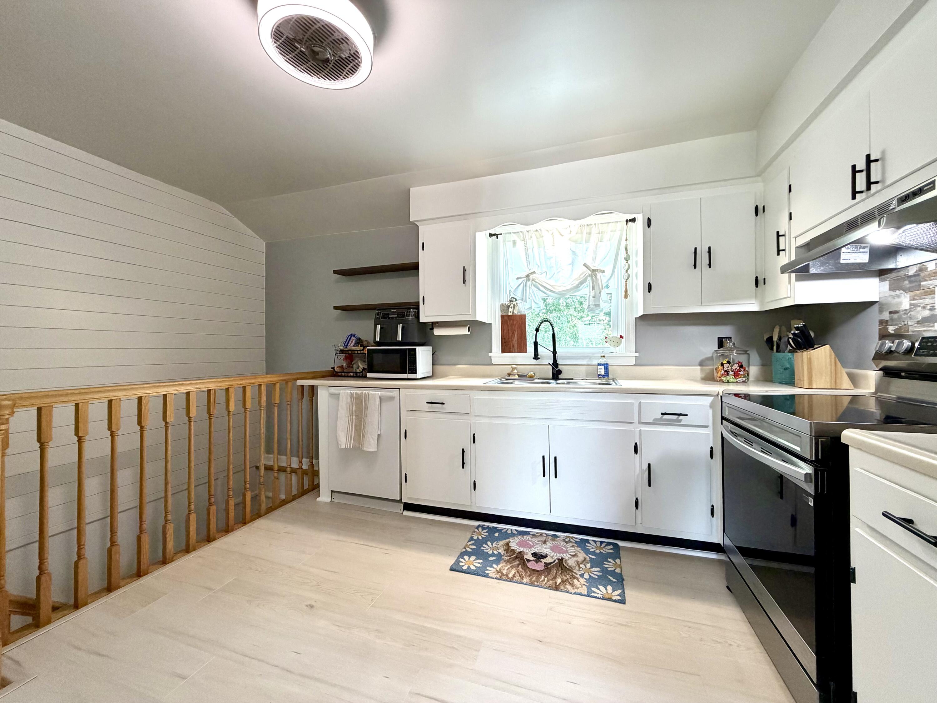404 College Manor Property Photo 10