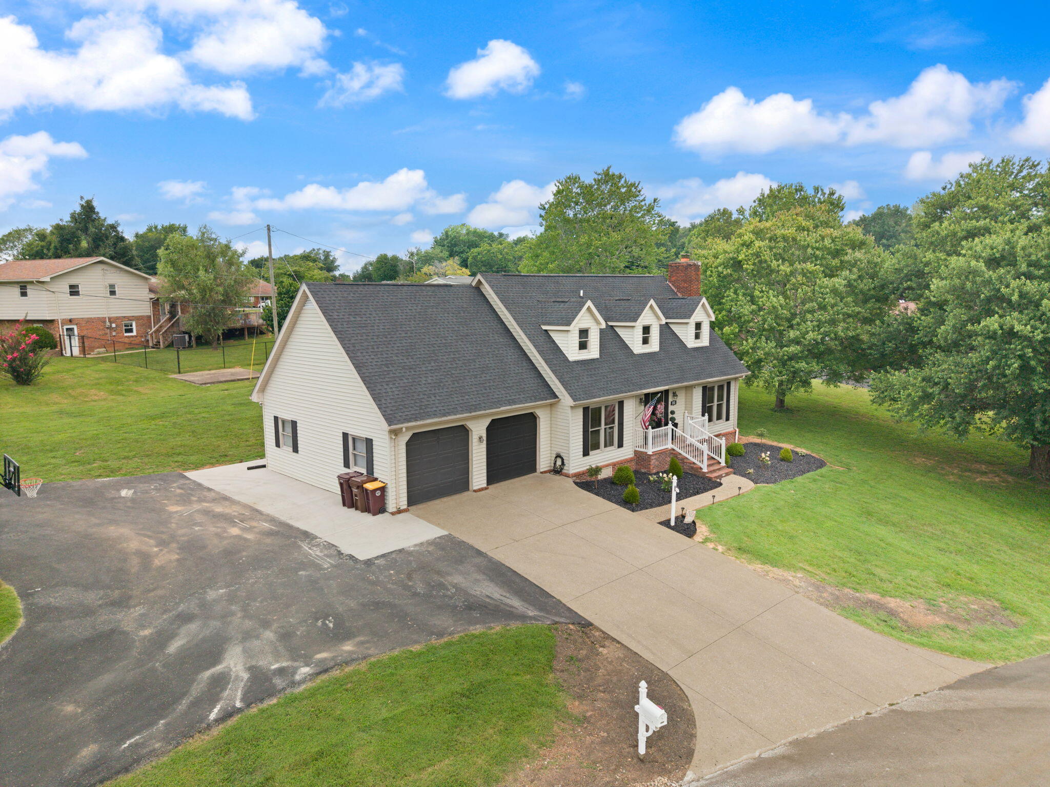 111 S Maplewood Drive Property Photo 4