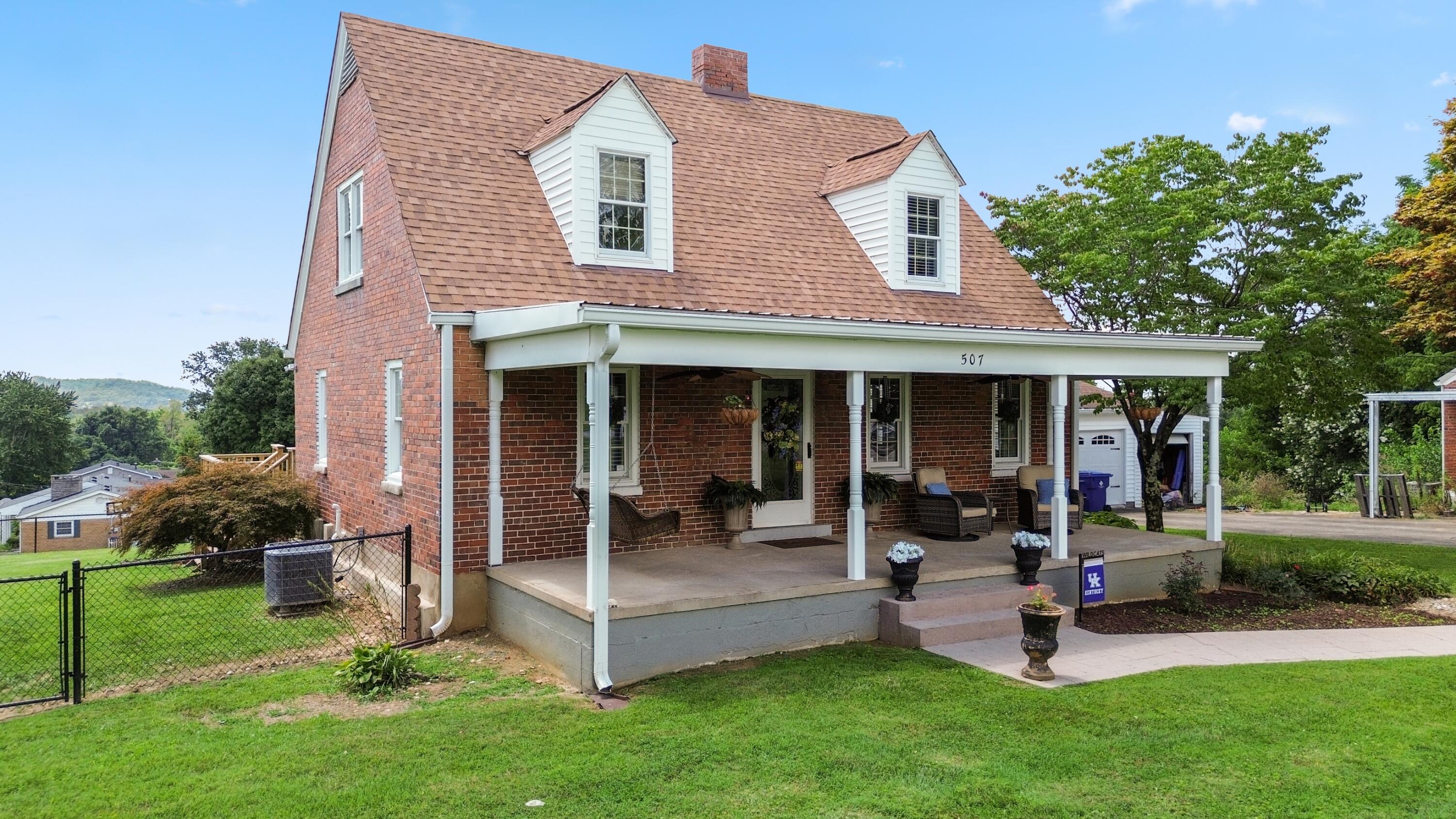 507 Newton Street Property Photo 5