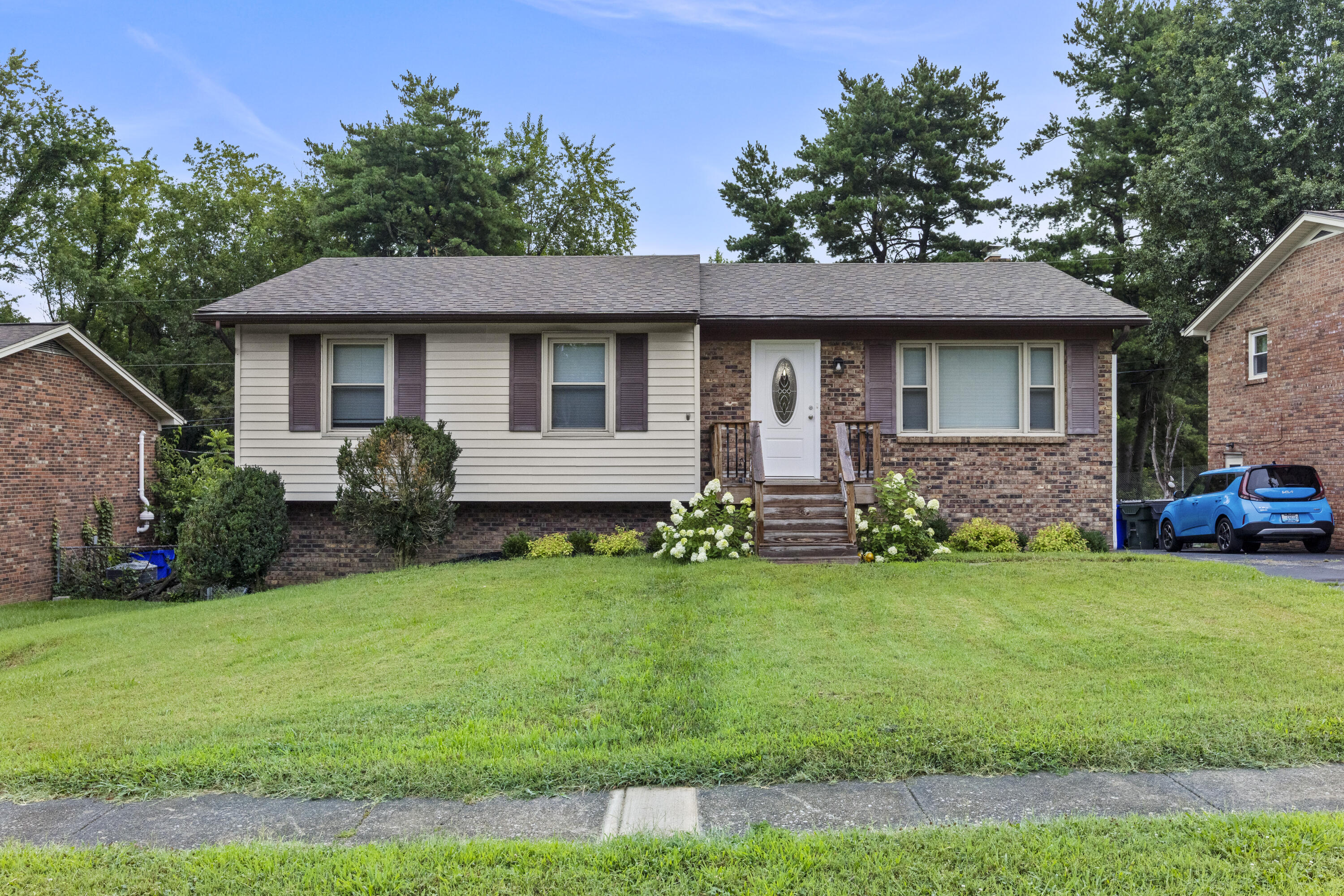 423 Monticello Boulevard Property Photo 1