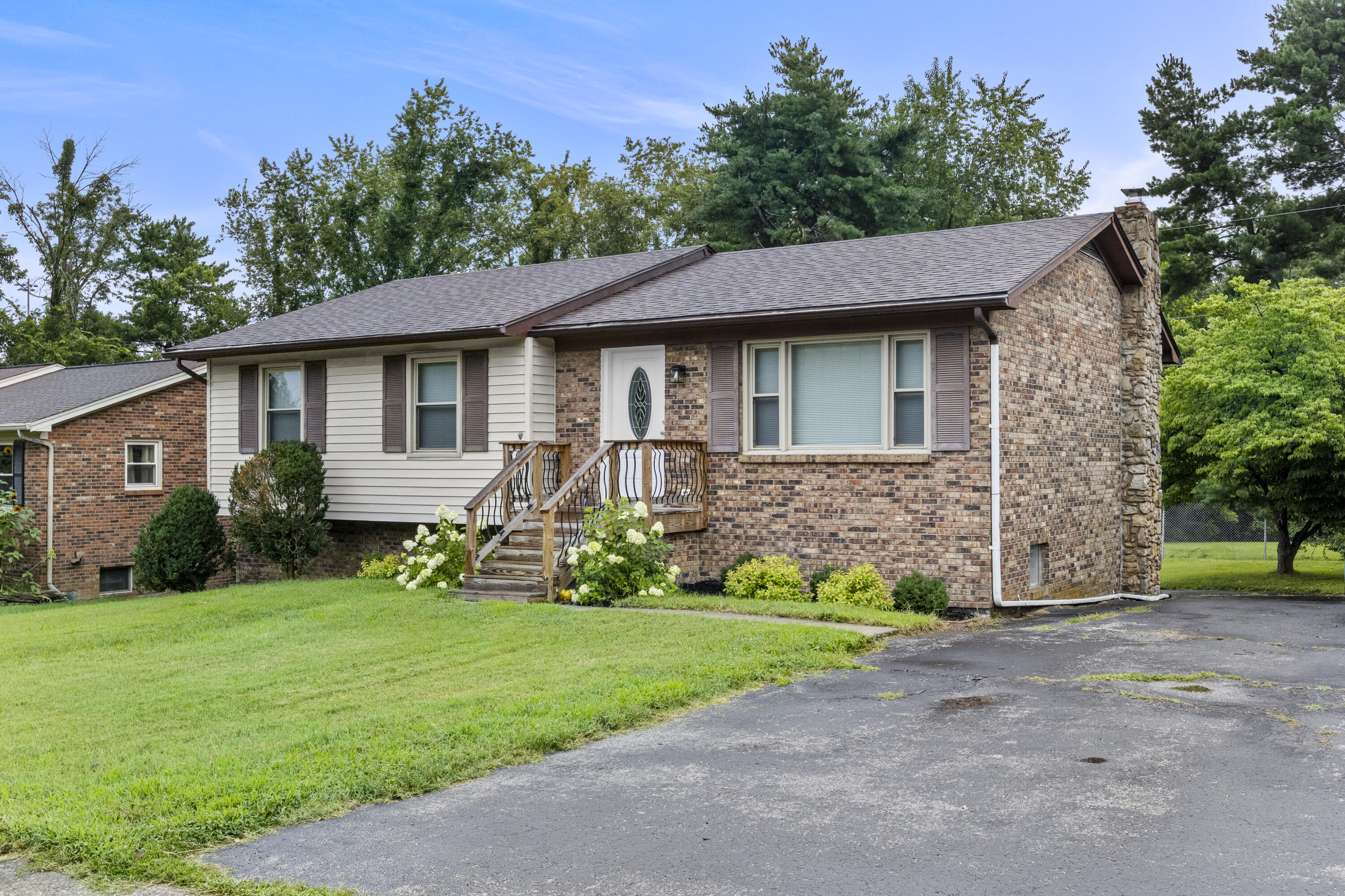 423 Monticello Boulevard Property Photo 3