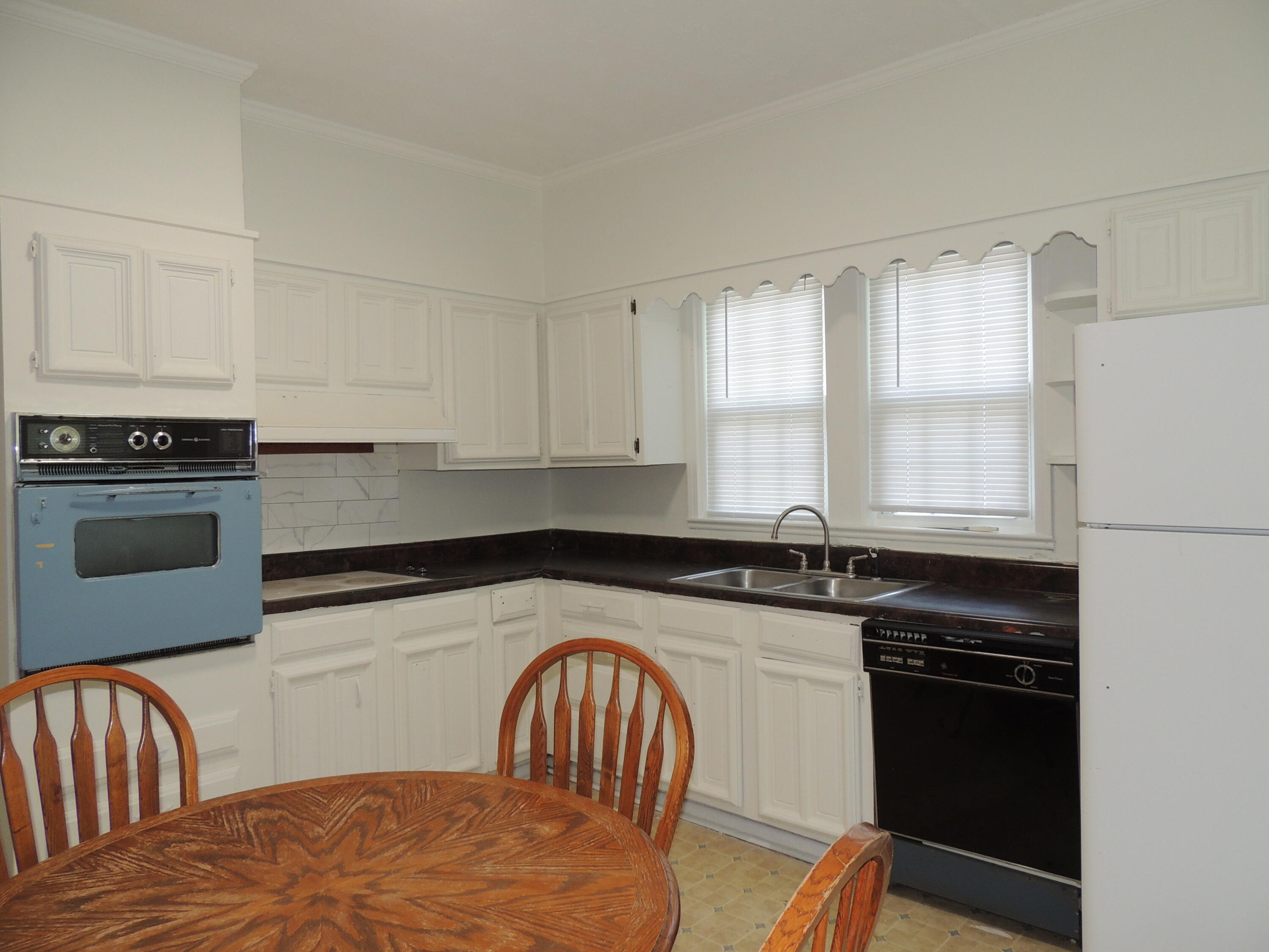 308 E College Street Property Photo 6