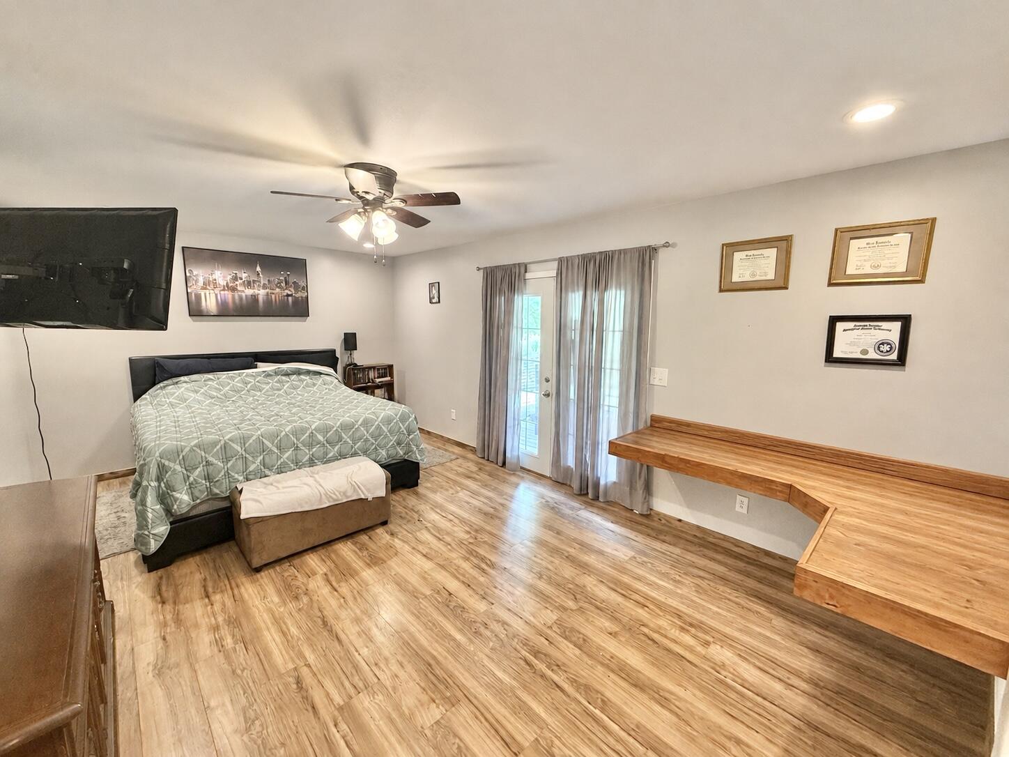 468 E Court Street Property Photo 10