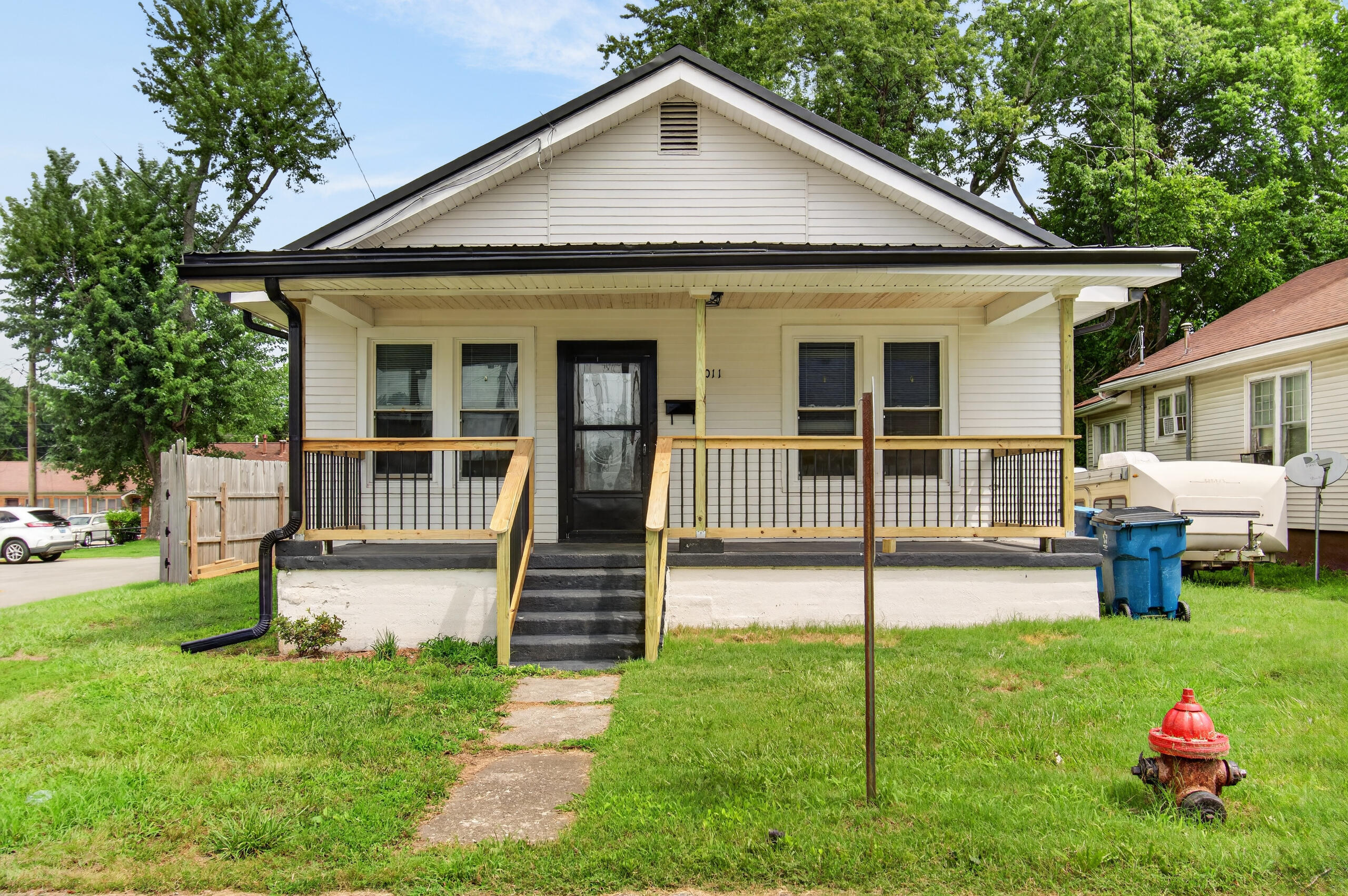 1011 Queen Street Property Photo 3