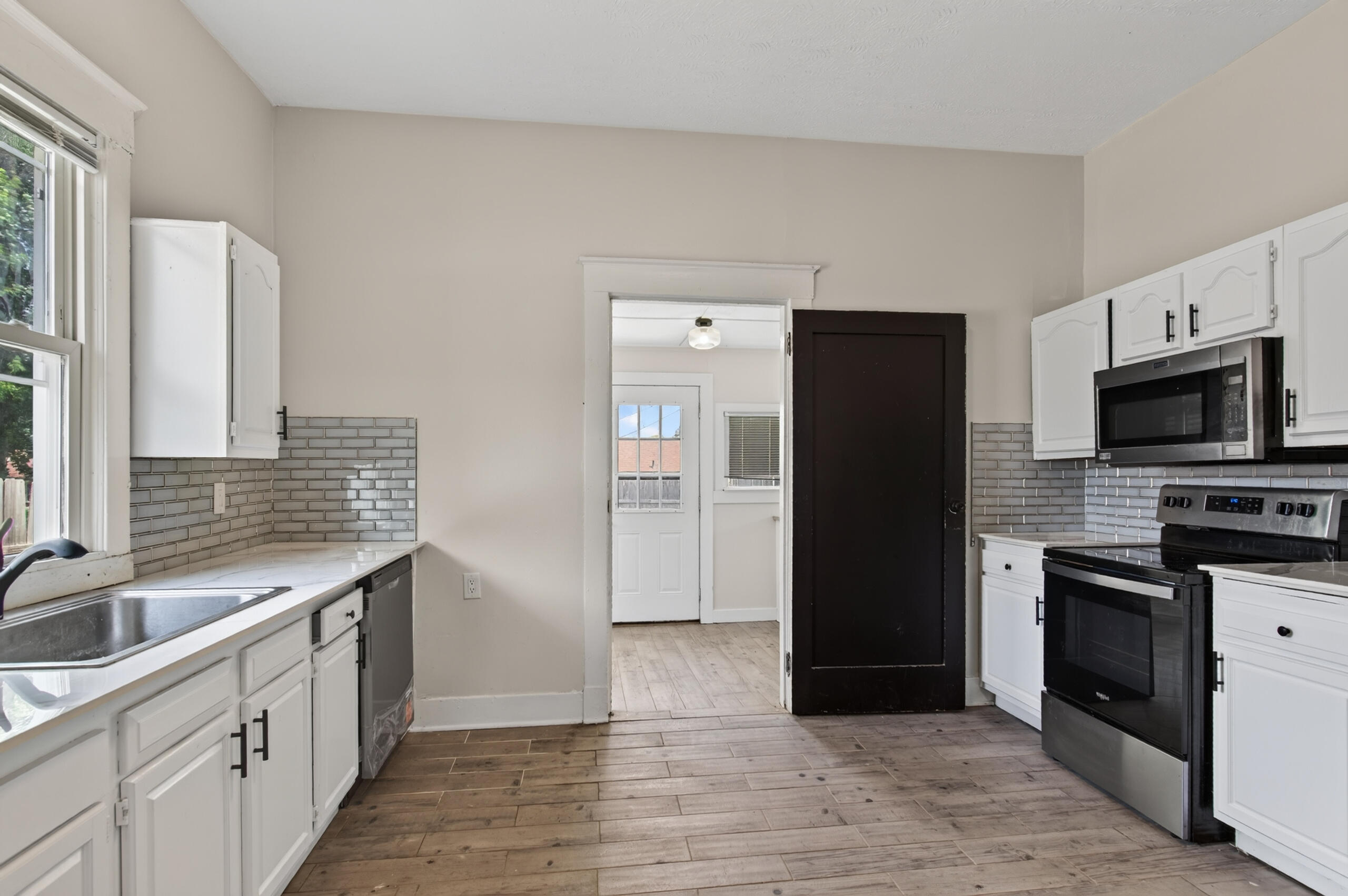1011 Queen Street Property Photo 4