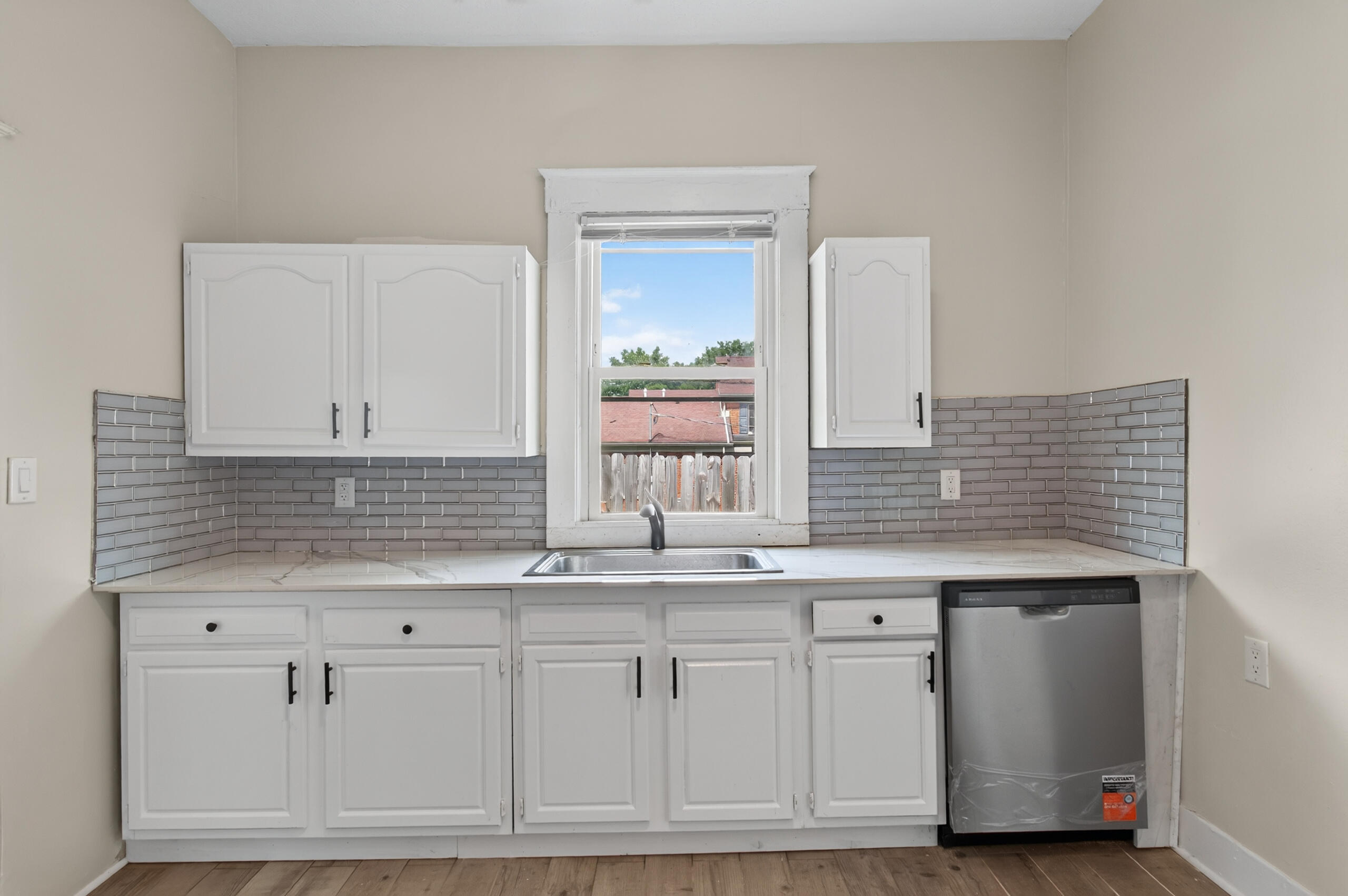 1011 Queen Street Property Photo 6