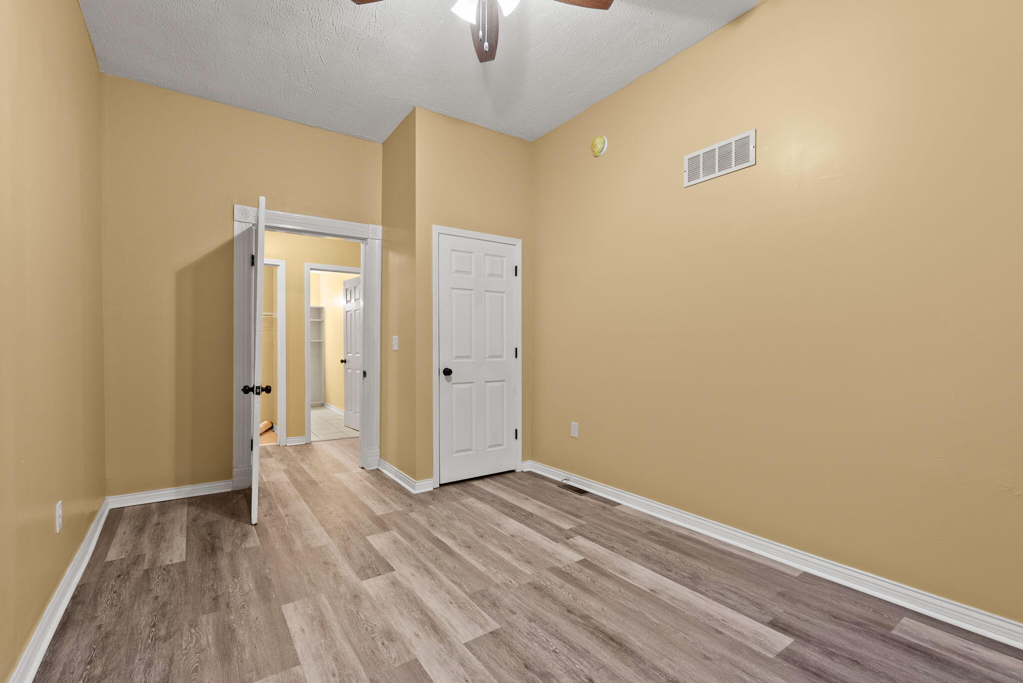 26019347 Property Photo 20