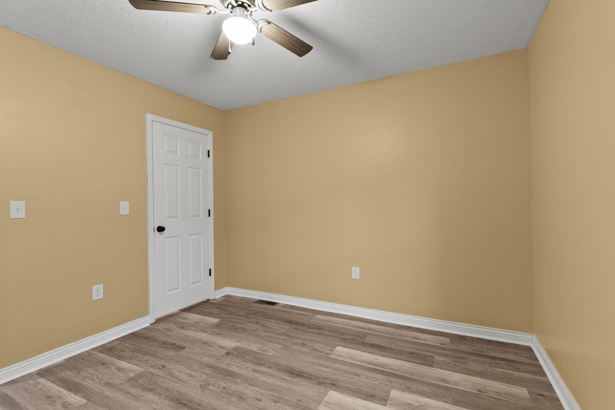 26019347 Property Photo 25