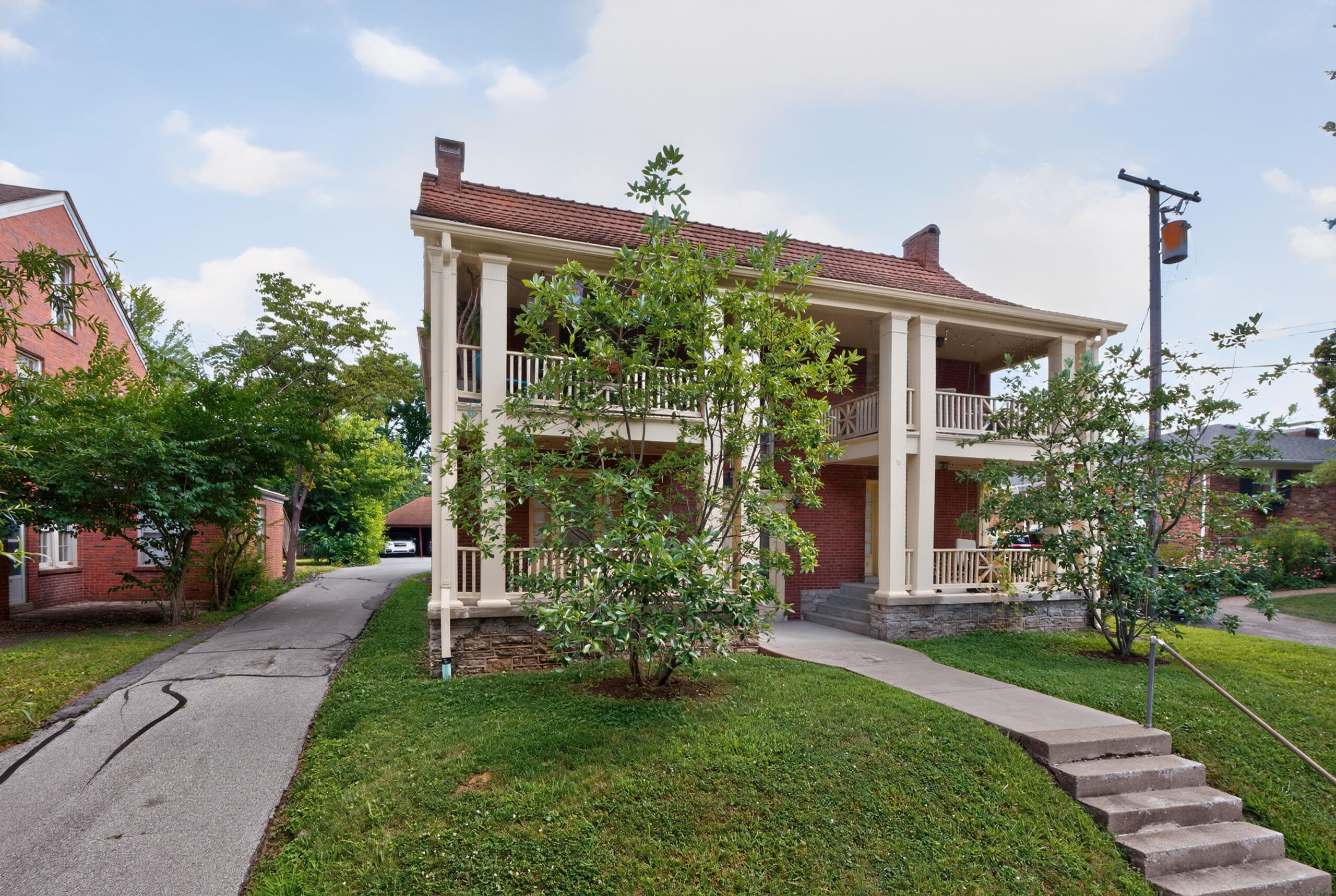 1515 Fontaine Road Property Photo 2