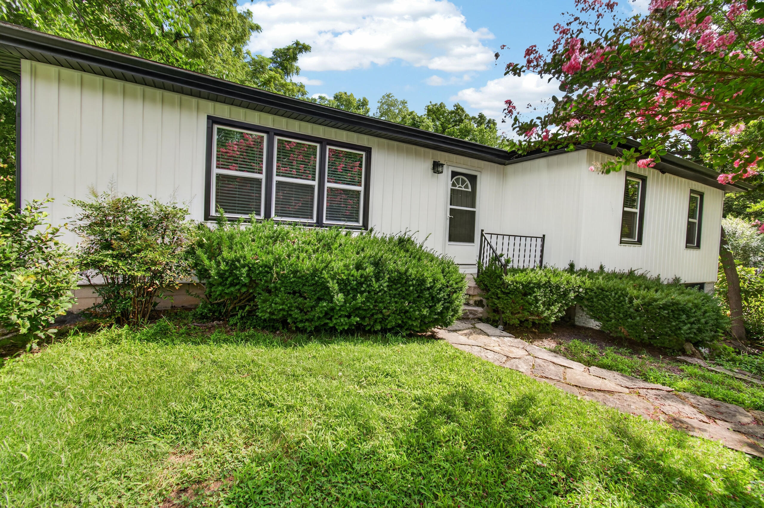 703 East Drive Property Photo 4