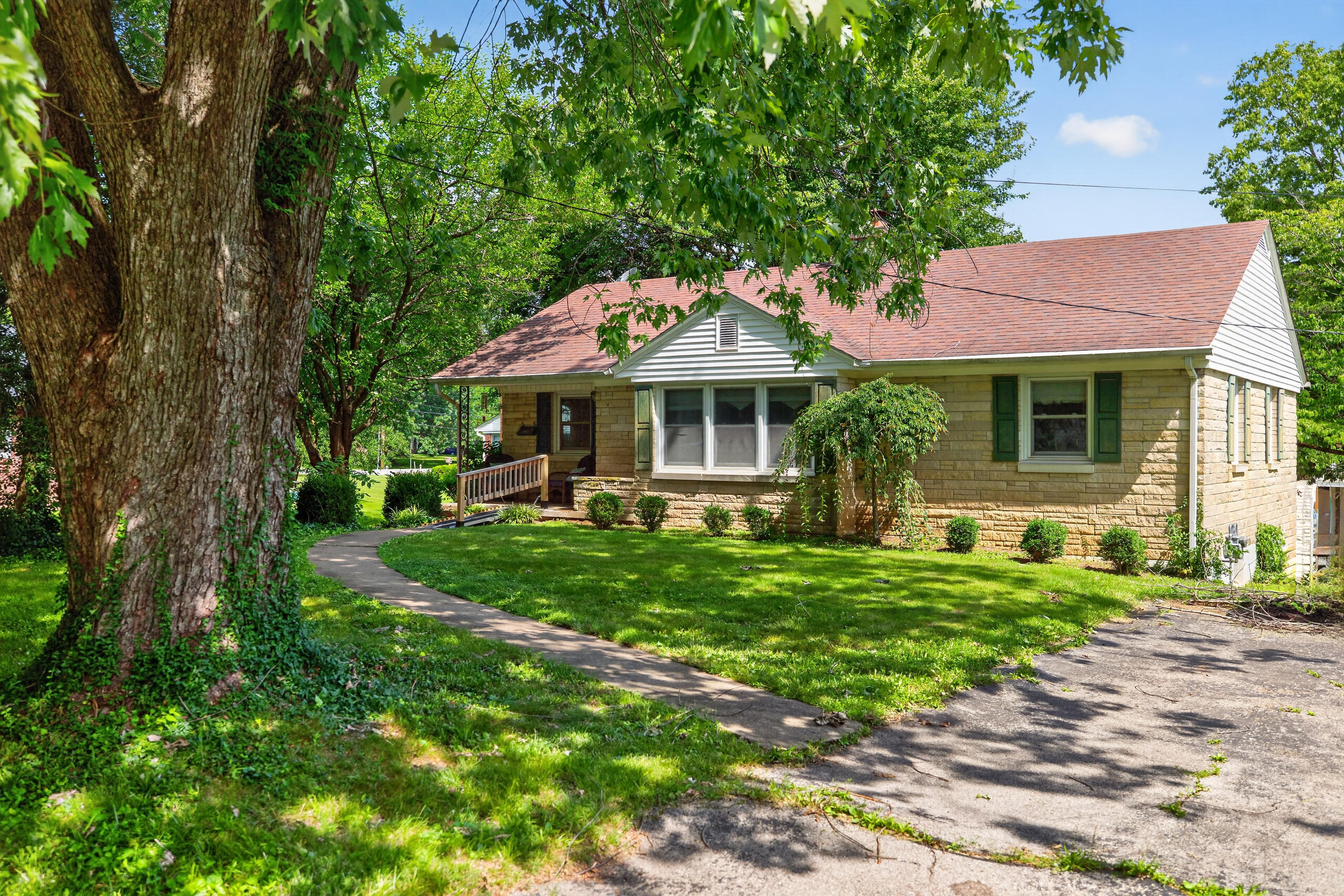 805 Sunset Drive Property Photo 3